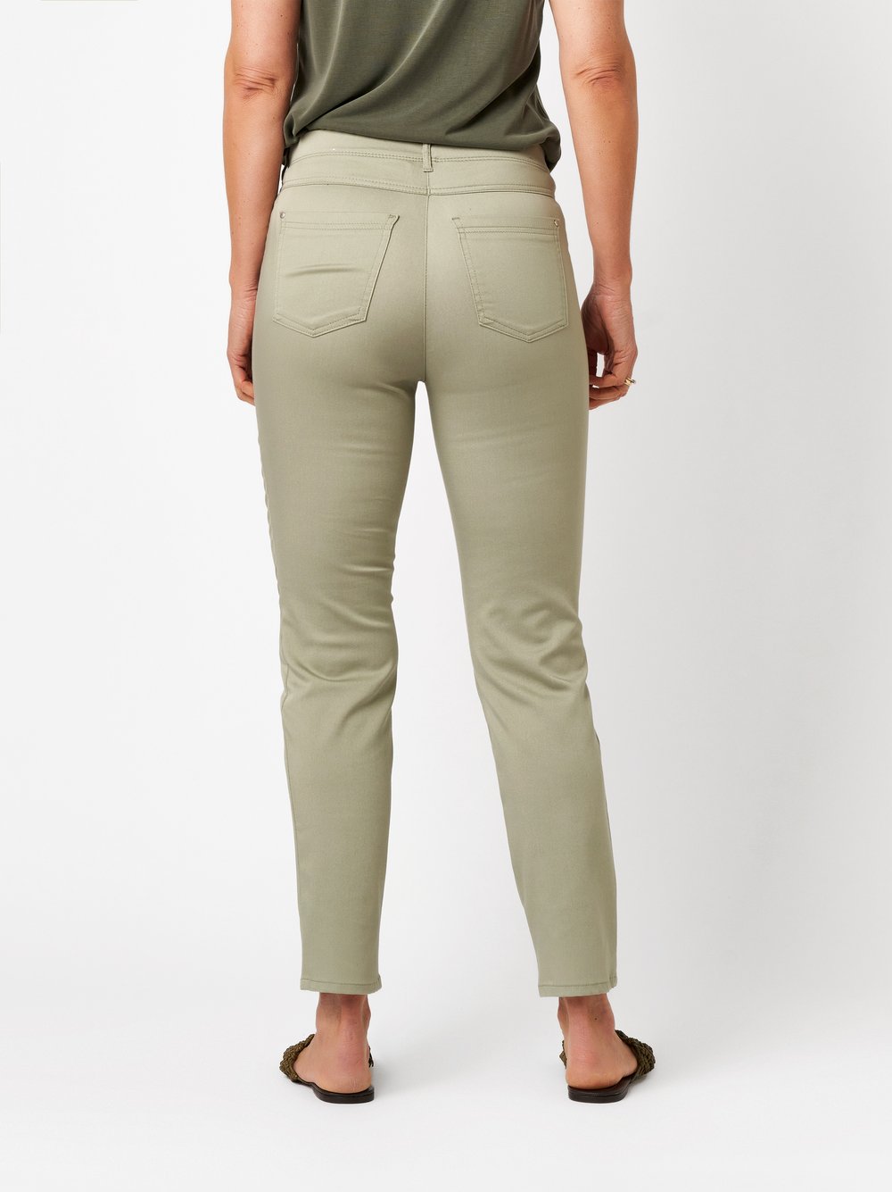 Damenhose Meine beste Freundin 7/8 in khaki, Sommerliche 7/8-Hose, Rueckansicht am Model getragen