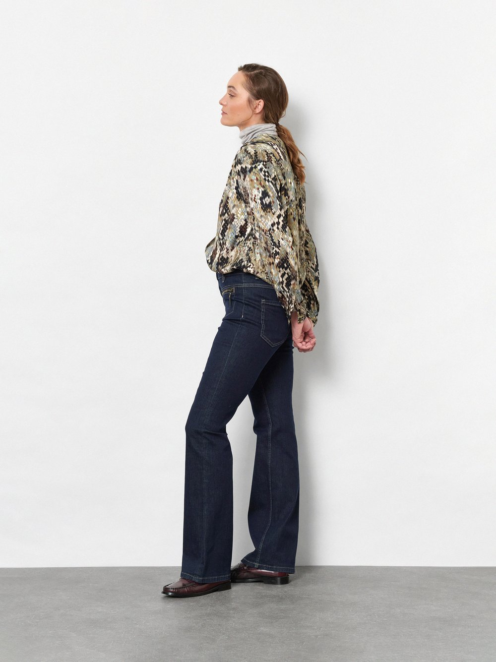 Damenjeans Be Loved in Dark Blue, bootcut-Jeans mit Zip-Taschen, Outfitansicht am Model