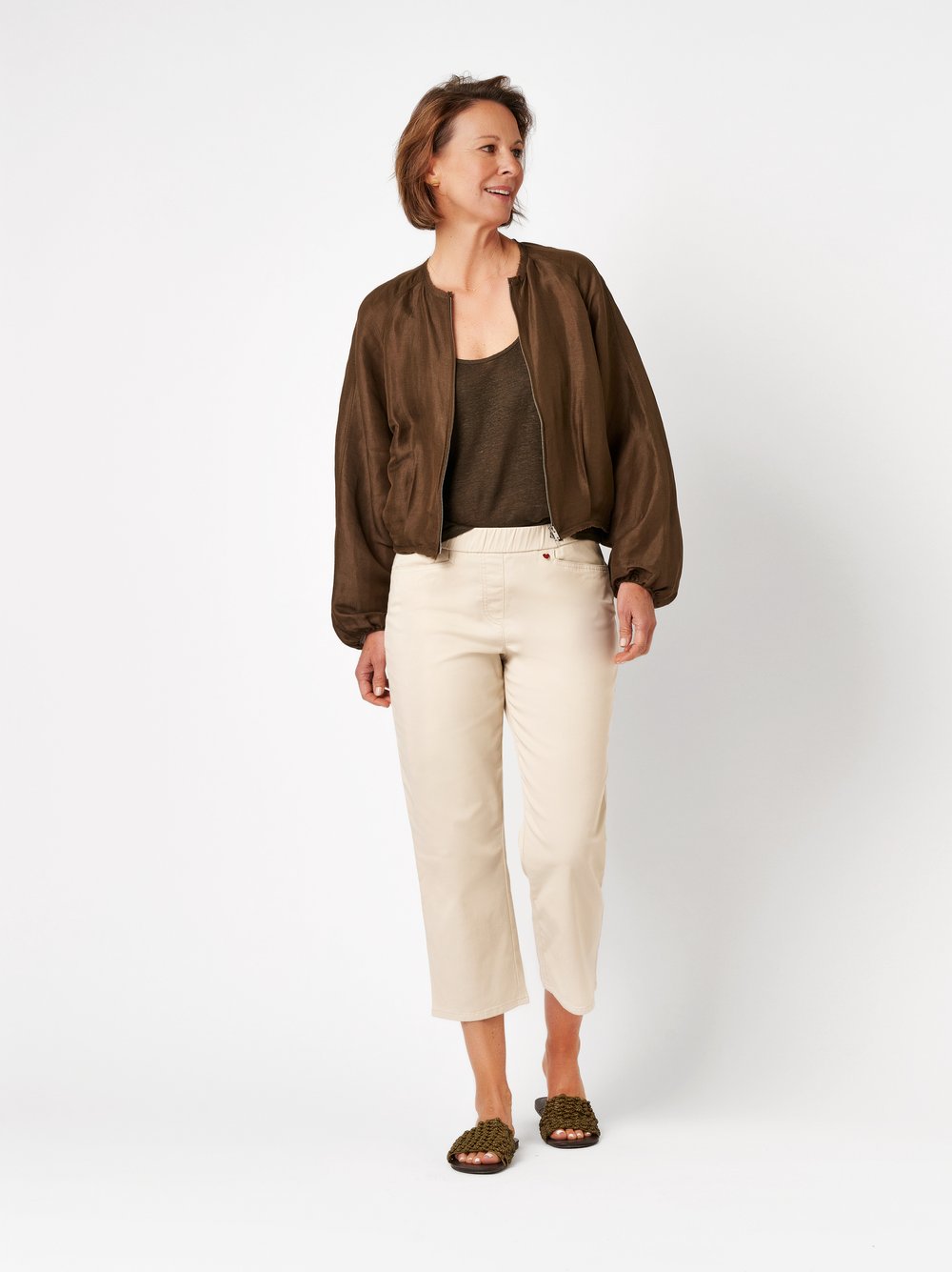 Damenhose Scarlet 3/4 in light beige, Entspannte 3/4-Hose mit Schlupfbund, Outfitansicht am Model