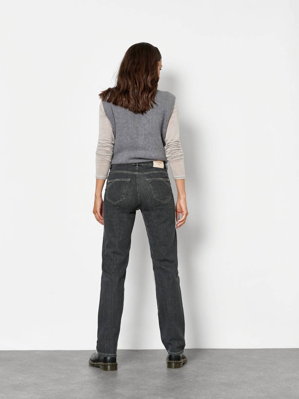 Damenjeans Liv in Grau Used, straight-Fit Jeans aus Colour Denim, Rueckansicht am Model getragen