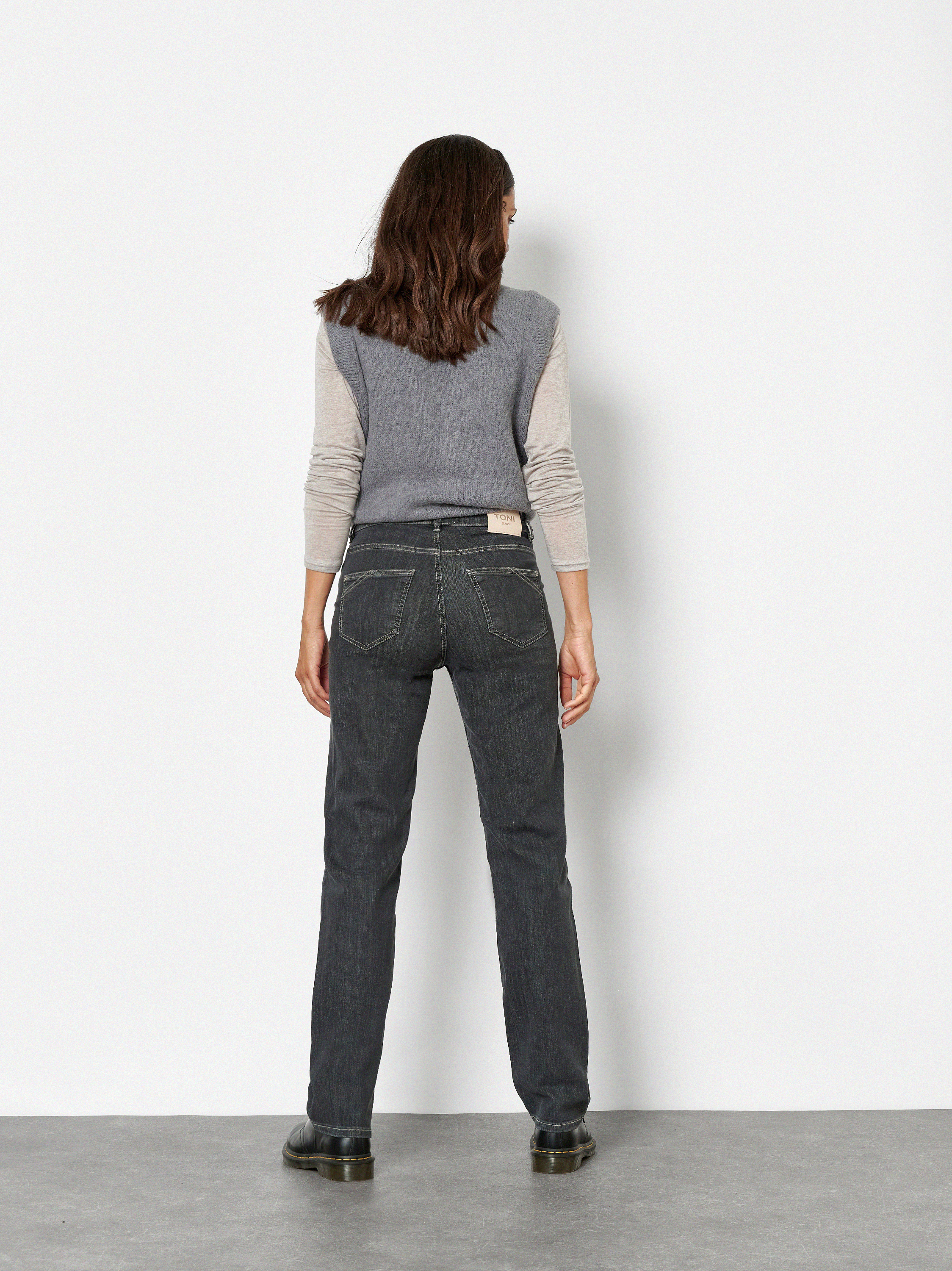 Damenjeans Liv in Grau Used, straight-Fit Jeans aus Colour Denim, Rueckansicht am Model getragen