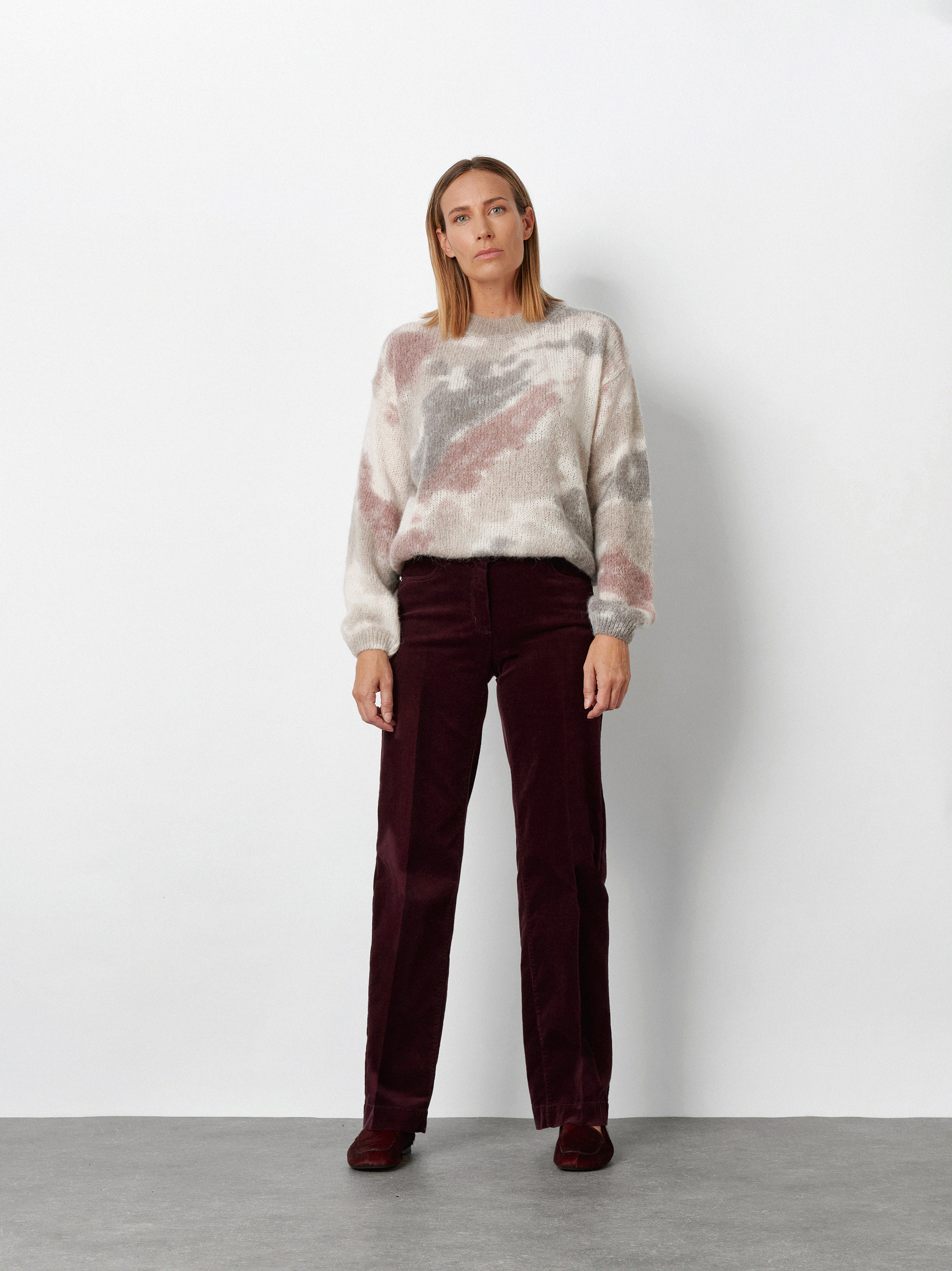 Womens trousers Jenny Wide in Berry, wide-leg corduroy trousers, front view worn by model