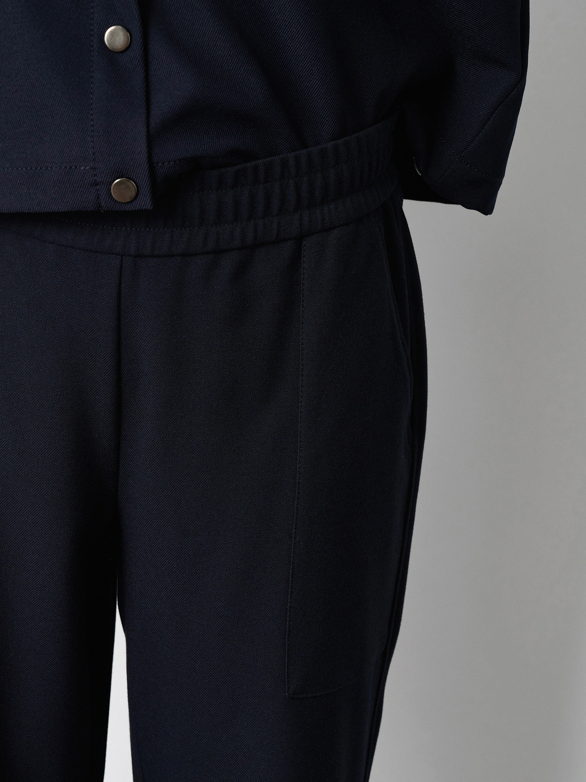Damenhose Sue Jogpants in Marine, Moderne Jogpants aus Gabardine, Detailansicht