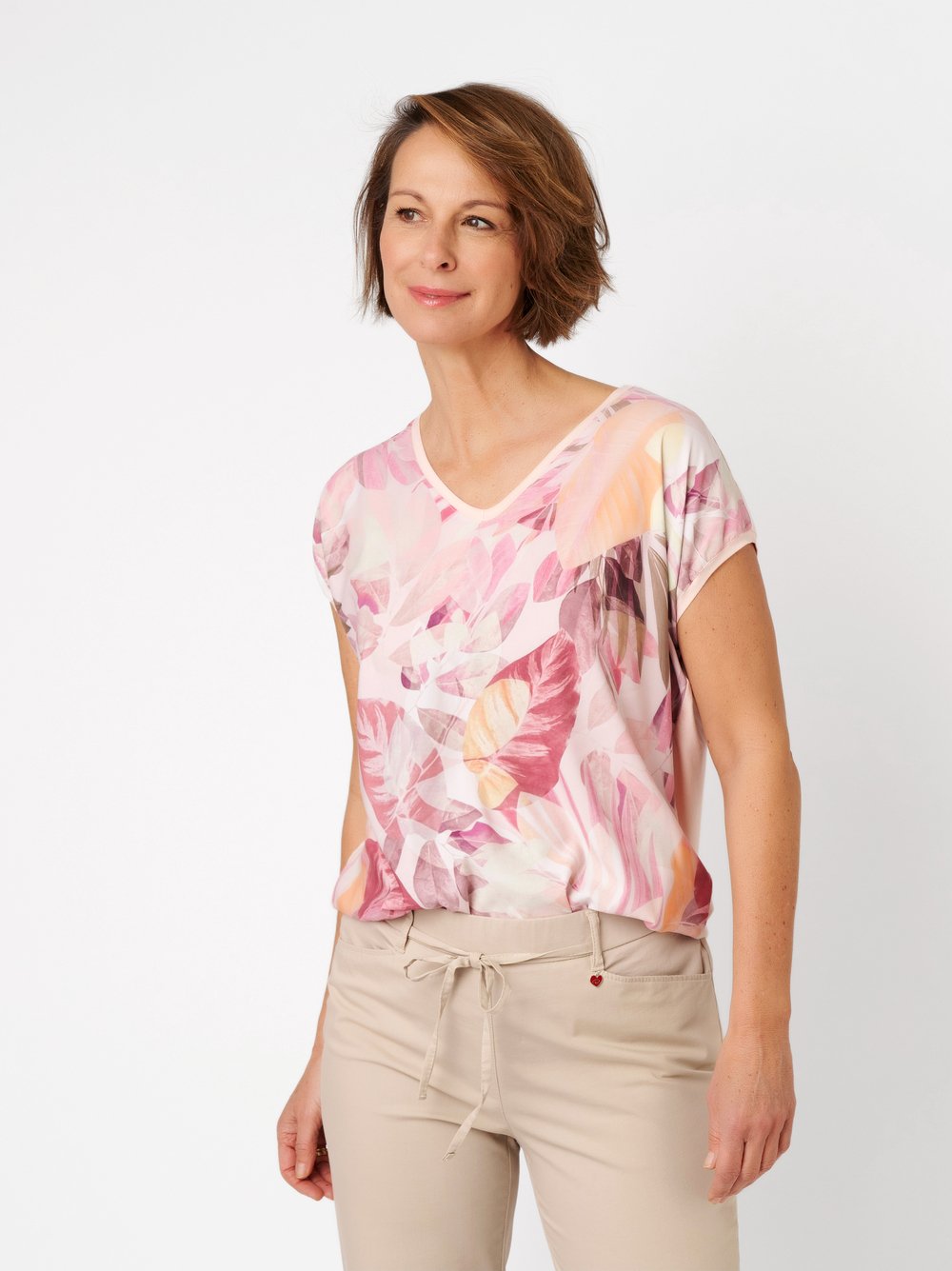 Damenshirt Sweet Pia in rose / offwhite, Sommershirt mit tropischem Druck, Frontansicht am Model getragen