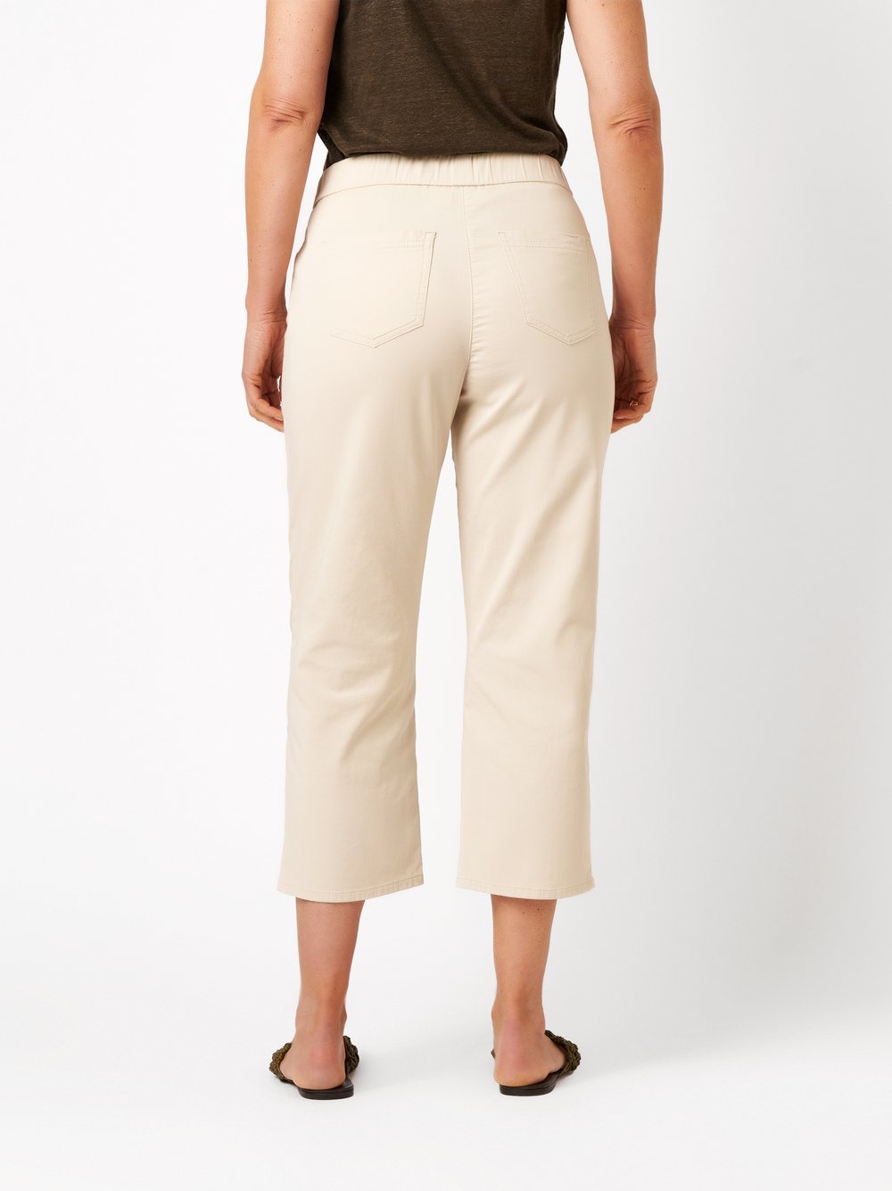 Damenhose Scarlet 3/4 in light beige, Entspannte 3/4-Hose mit Schlupfbund, Rueckansicht am Model getragen