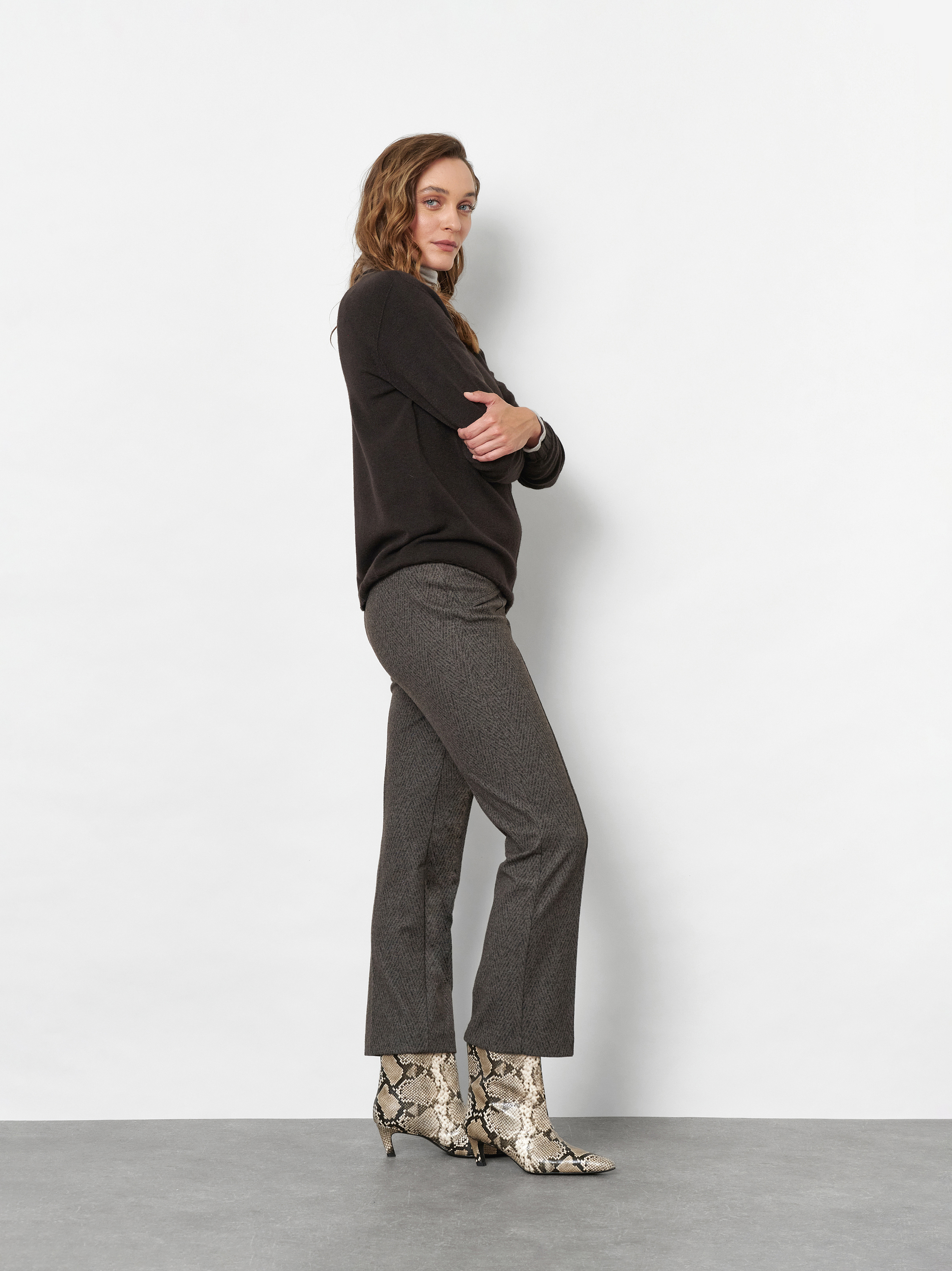 Damenhose Jenny 7/8 in Dunkelbraun, 7/8-Hose im Fischgratdessin, Outfitansicht am Model