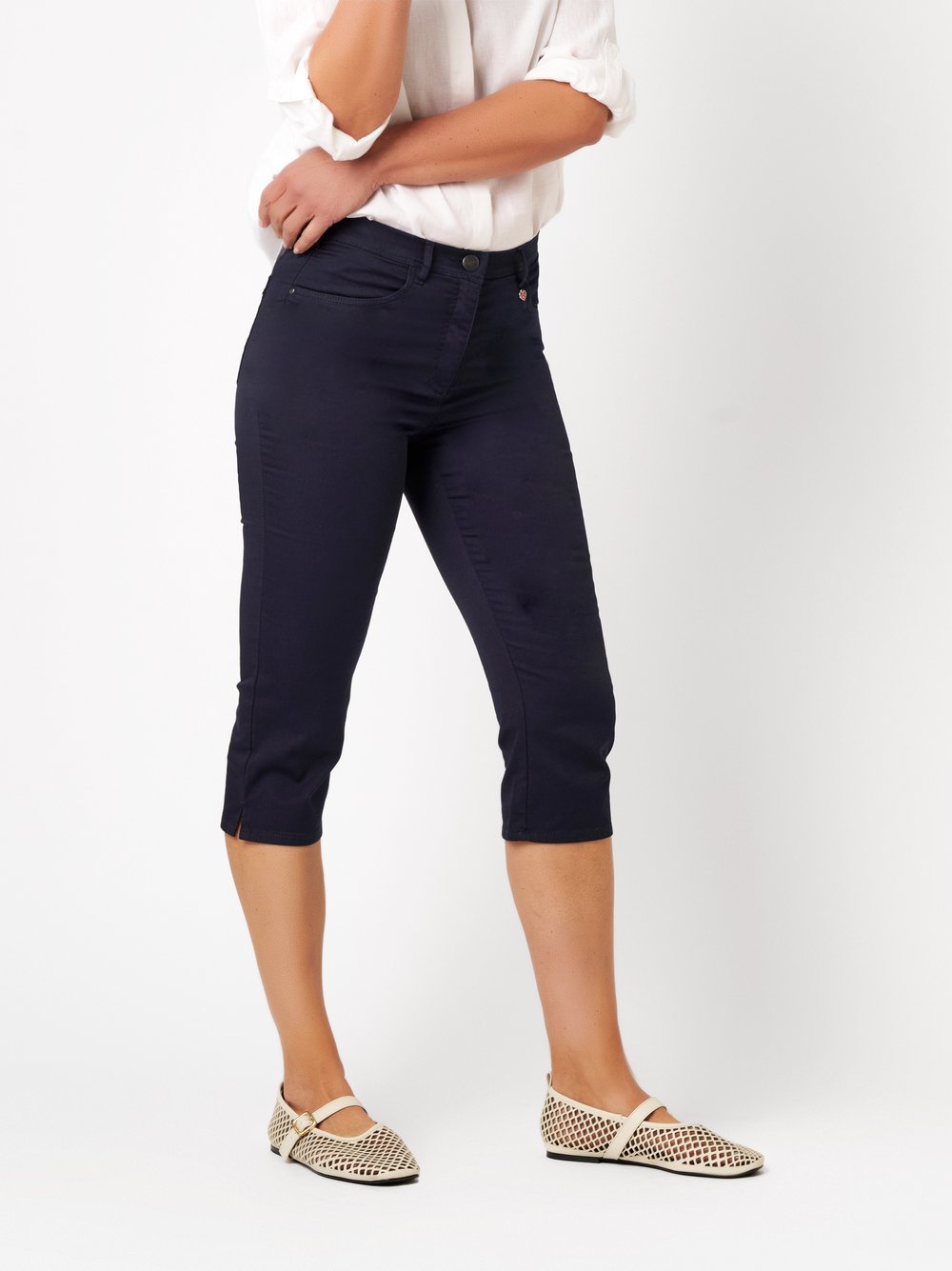 Damenhose Meine beste Freundin Capri in dark blue, Sommerliche Capri-Hose, Frontansicht am Model getragen