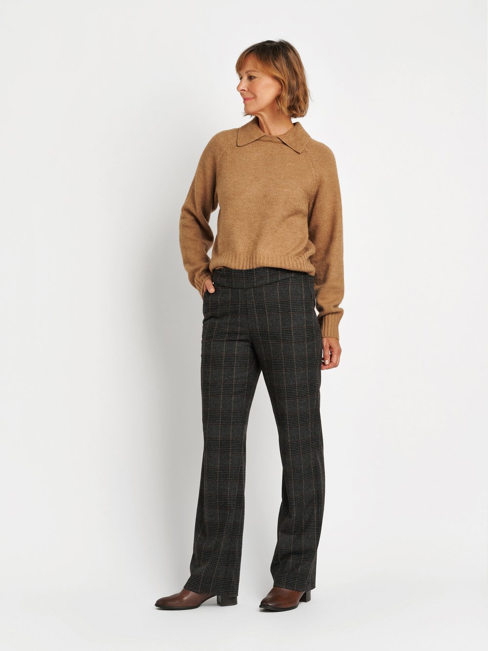Damenhose Scarlet Wide in Anthrazit, Weite Karohose, Outfitansicht am Model