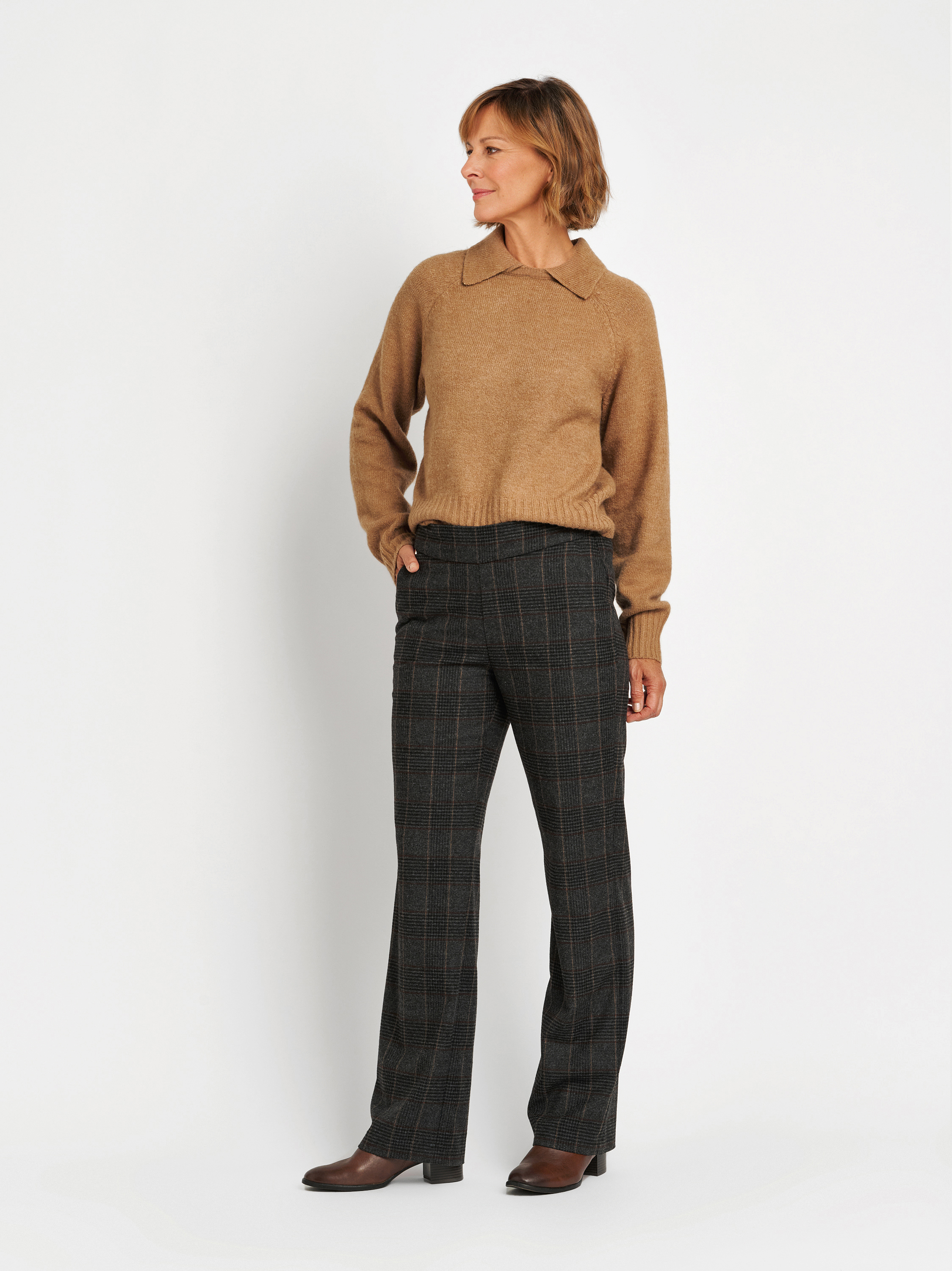 Womens trousers Scarlet Wide in Anthracite, wide-leg checked trousers, outfit view worn by model
