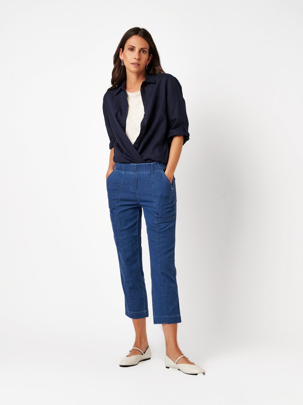 Damenhose Sue 3/4 in mid blue, Luftige 3/4-Jogpants mit Teilungsnaehten, Frontansicht am Model getragen