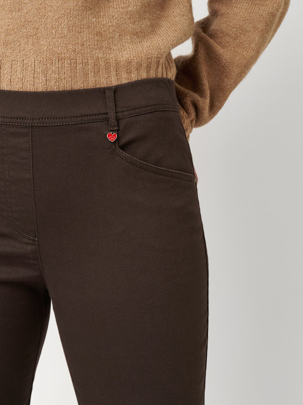 Damenhose Alice in Dunkelbraun, Schlupfhose im 5-Pocket-Stil, Detailansicht