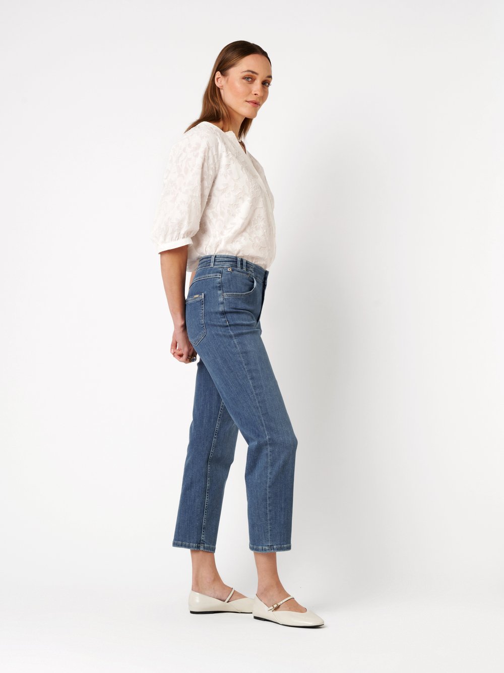 Damenjeans Liv 7/8 in blue bleached, 7/8-Jeans mit Bunddetail, Outfitansicht am Model