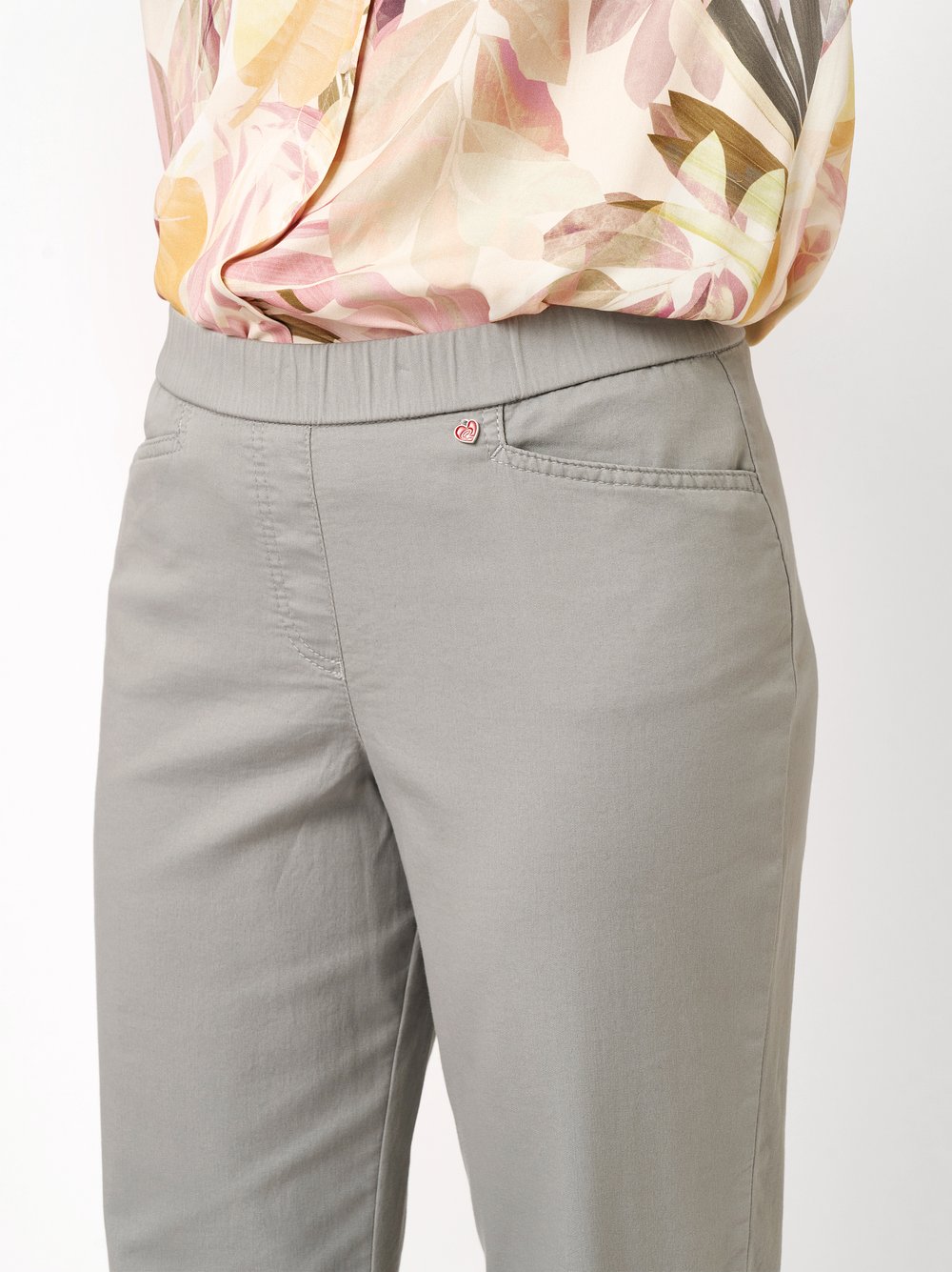 Womens trousers Scarlet 3/4 in light khaki, relaxed 3/4-length trousers with a pull-on waistba, detail view
