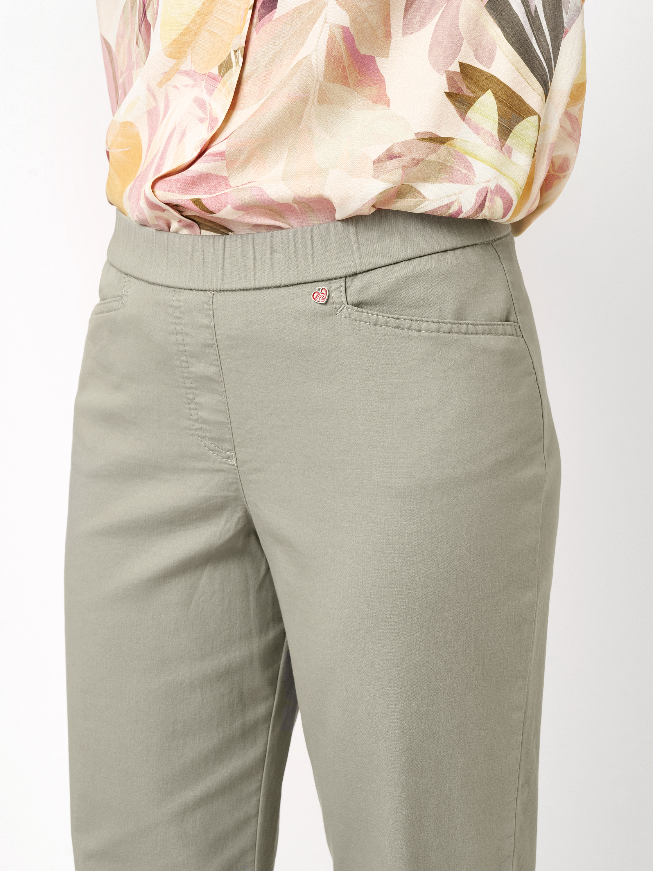 Womens trousers Scarlet 3/4 in light khaki, relaxed 3/4-length trousers with a pull-on waistba, detail view