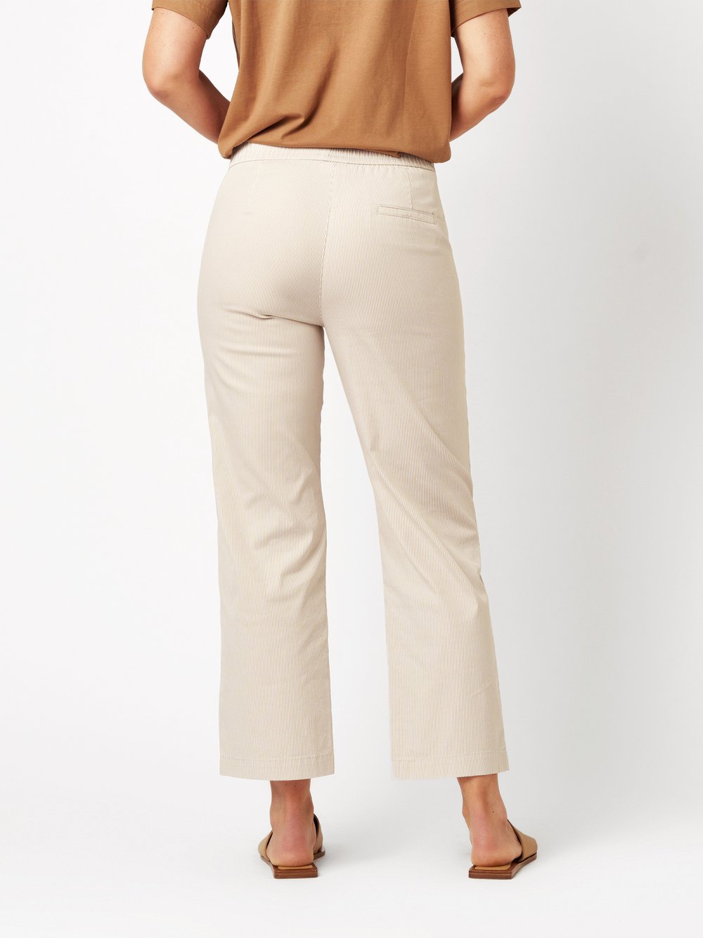 Damenhose Scarlet 3/4 in beige / white, Entspannte 3/4-Hose mit dezenten Streifen, Rueckansicht am Model getragen