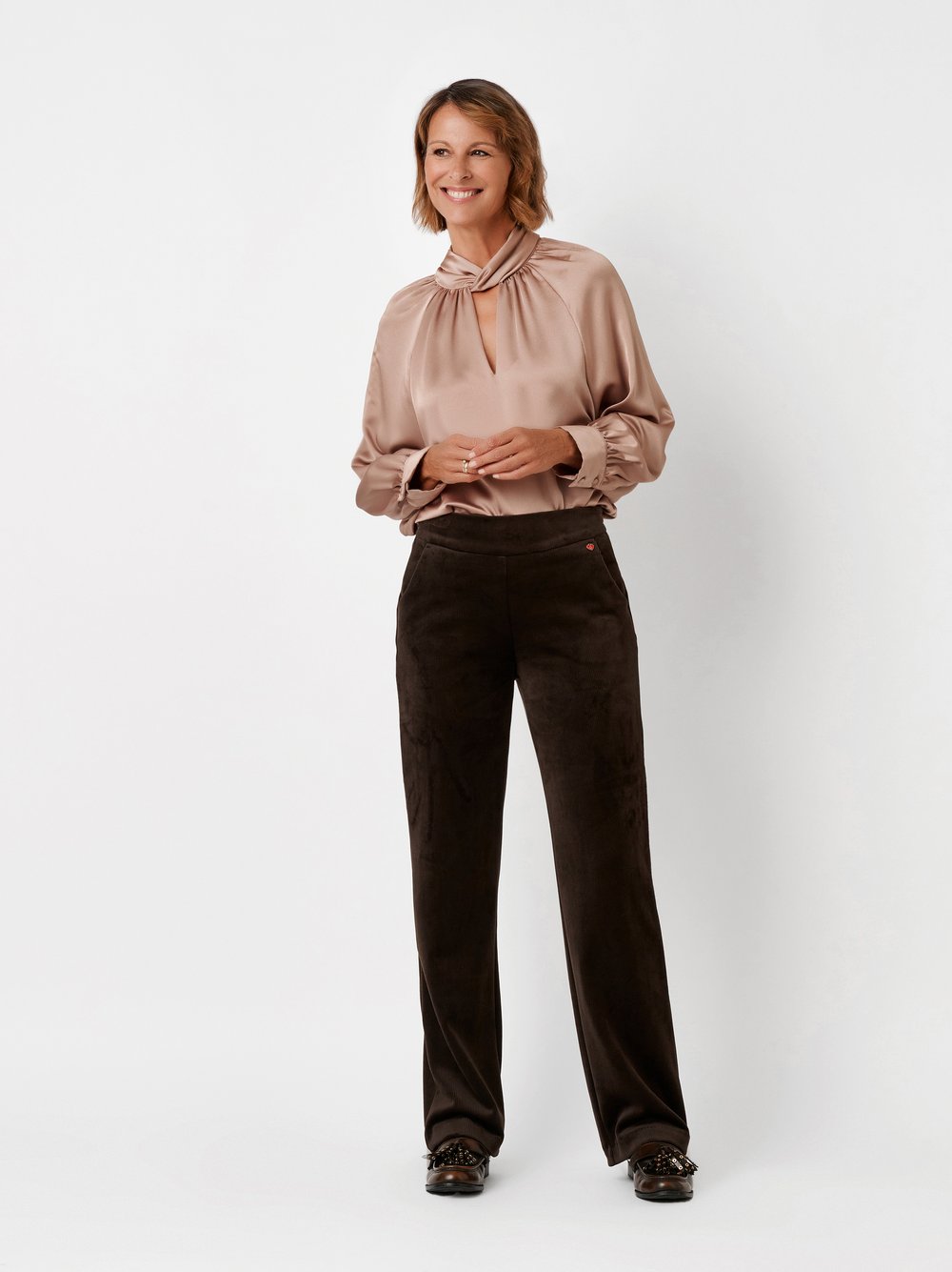 Damenhose Scarlet Wide in Dunkelbraun, entspannte, samtweiche Cordhose, Outfitansicht am Model