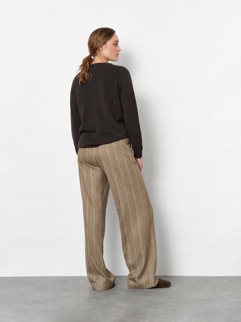 Damenstrickjacke Grace in Dunkelbraun, Feinstrickpullover mit Ziernaht, Rueckansicht am Model getragen