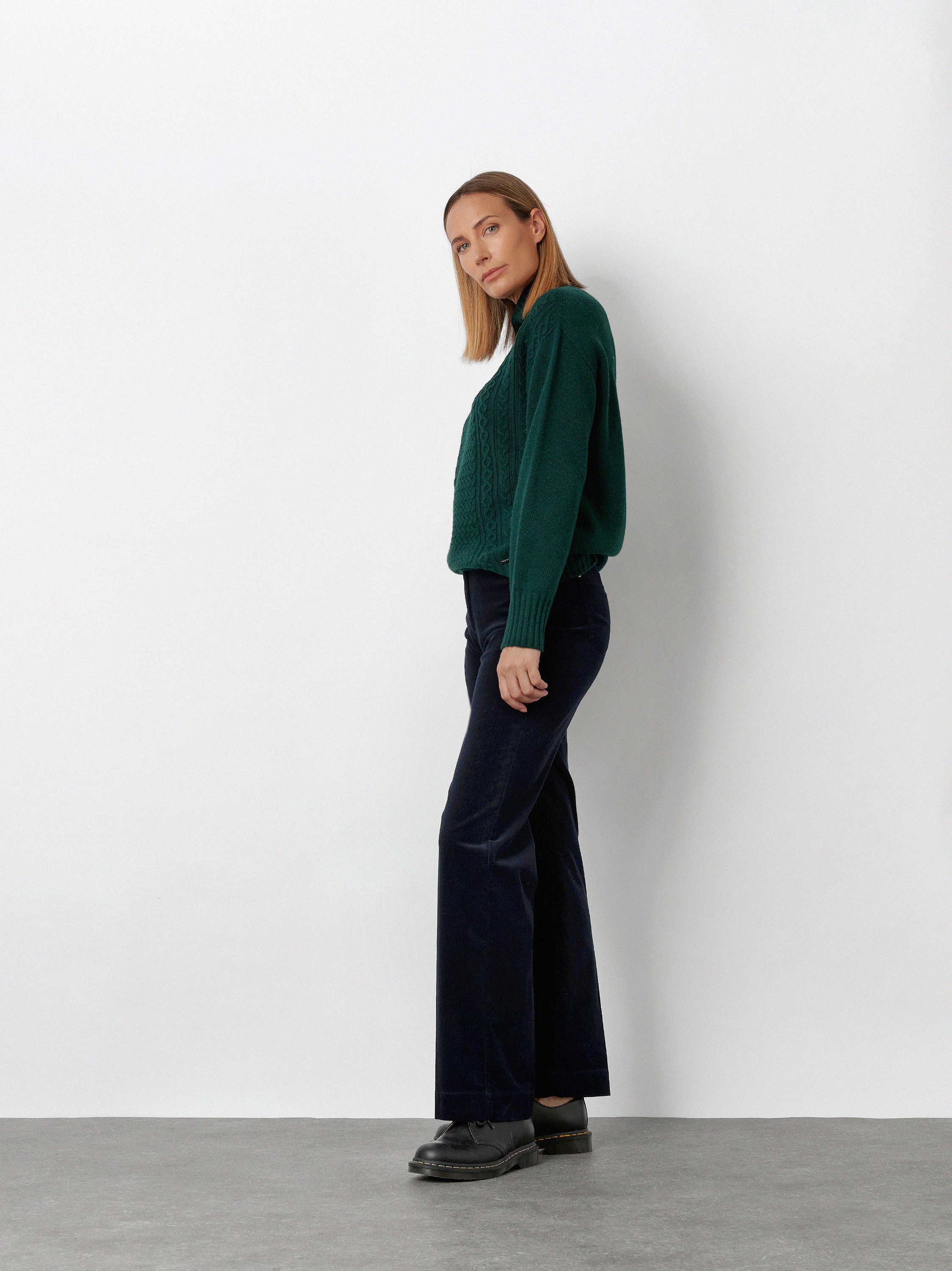 Womens trousers Jenny Wide in Dark Blue, wide-leg corduroy trousers, outfit view worn by model