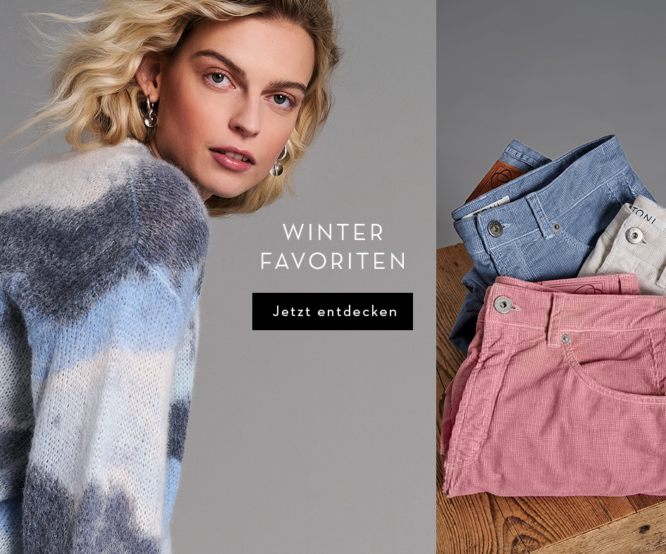 Model trägt flauschigen Strickpullover, daneben Hosen aus Cord und Jersey – aktuelle Winter-Favoriten von TONI