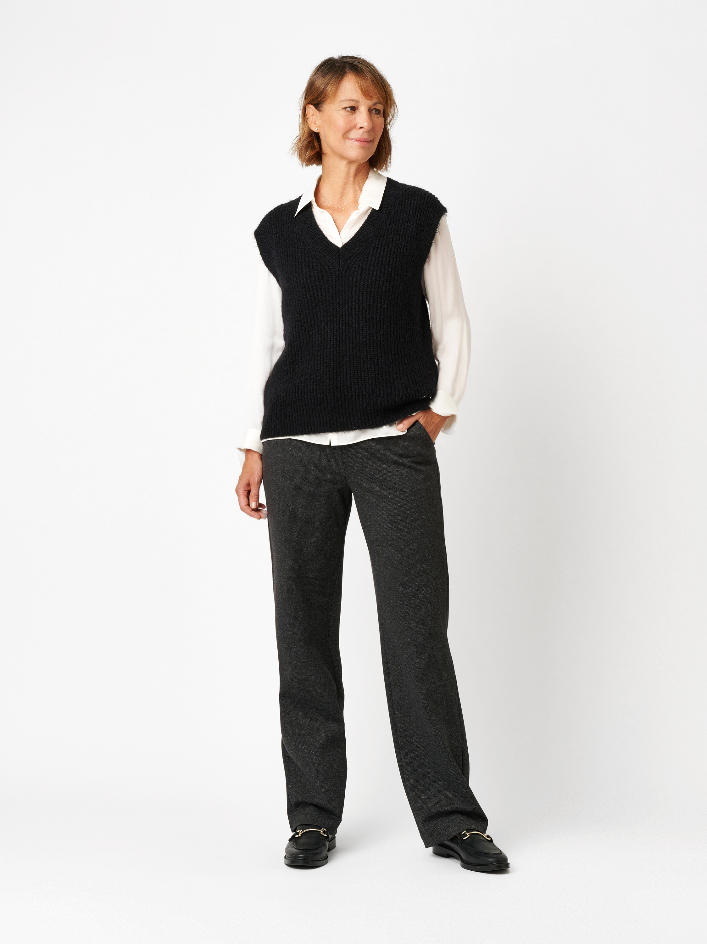 Damenhose Scarlet Wide in Anthrazit, Weite Hose in Tweed-Optik, Outfitansicht am Model