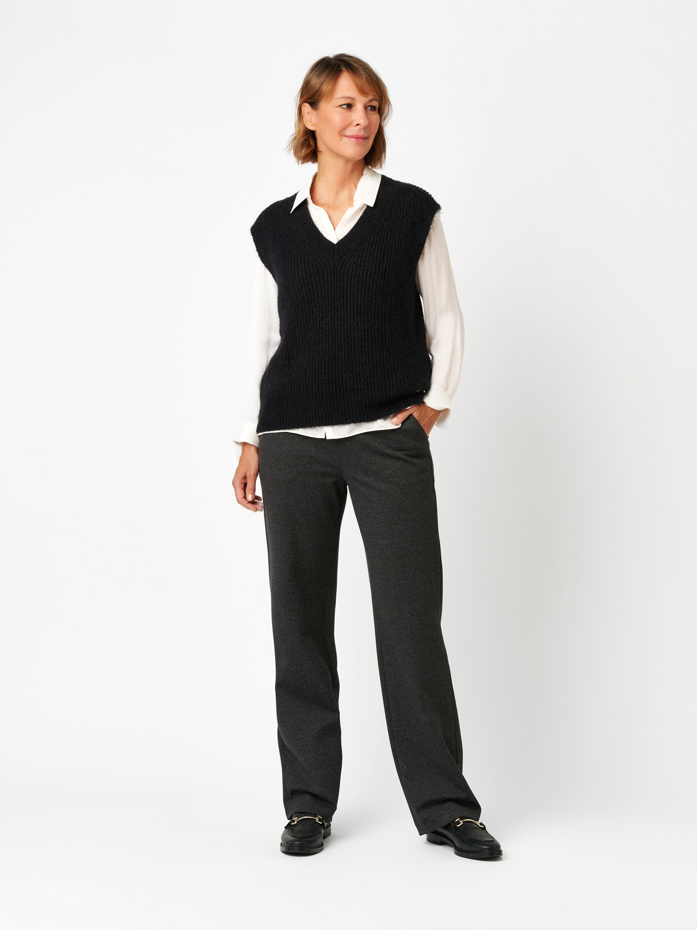 Damenhose Scarlet Wide in Anthrazit, Weite Hose in Tweed-Optik, Outfitansicht am Model
