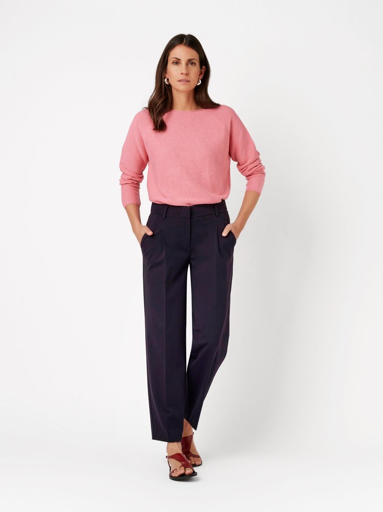 Damenhose Luisa Barrel in dark blue, elegante Barrel-Fit mit Bundfalten, Frontansicht am Model getragen