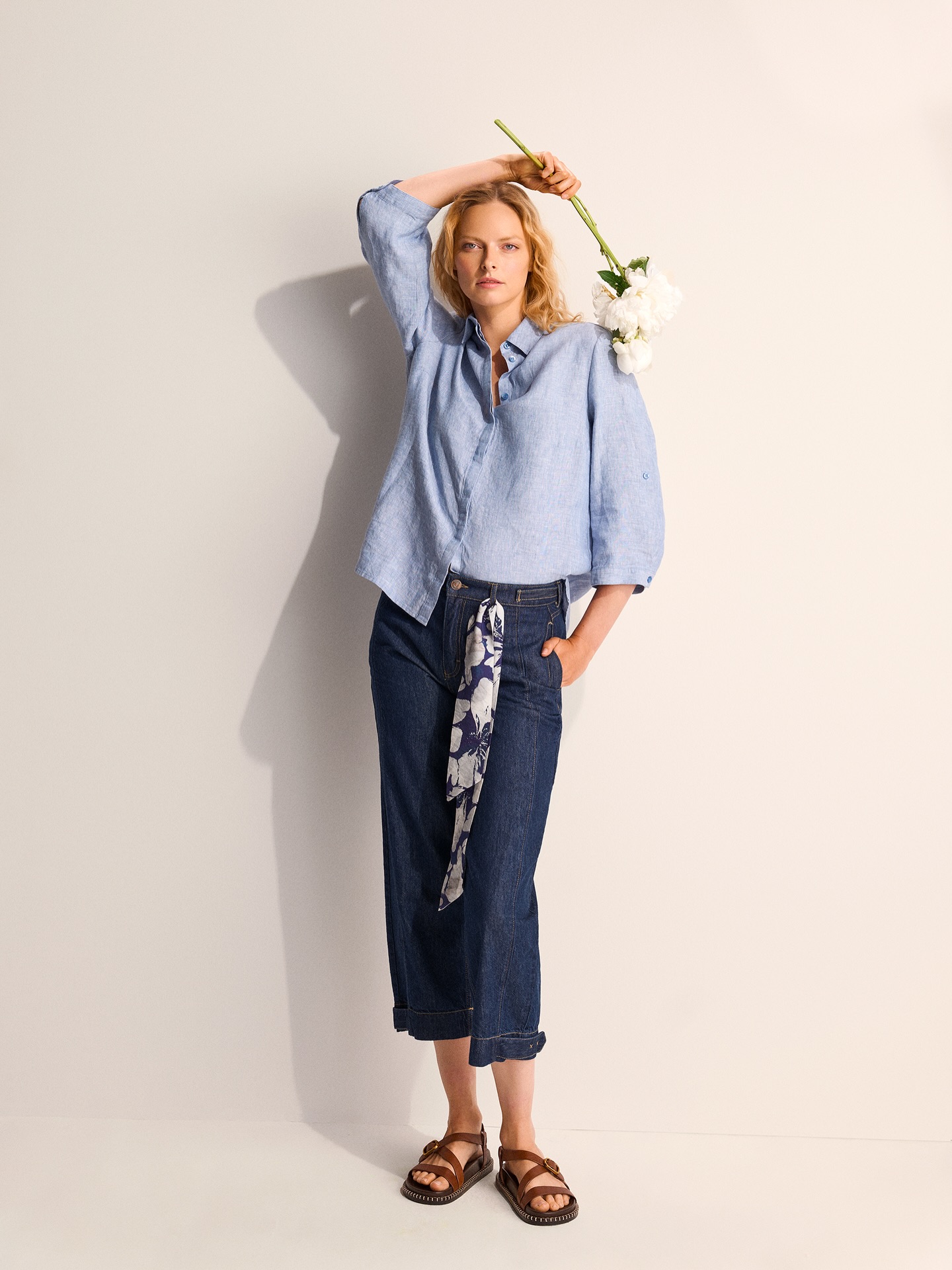 Neueste Jeanstrends – modern, entspannt und voller Stilgefühl. Die Barrel-Fit Jeans Liv bringt frische Leichtigkeit in deine Looks. Mit lässigen Details wie Schnallen und markanter Silhouette.

#TONIFashion #FreshStart