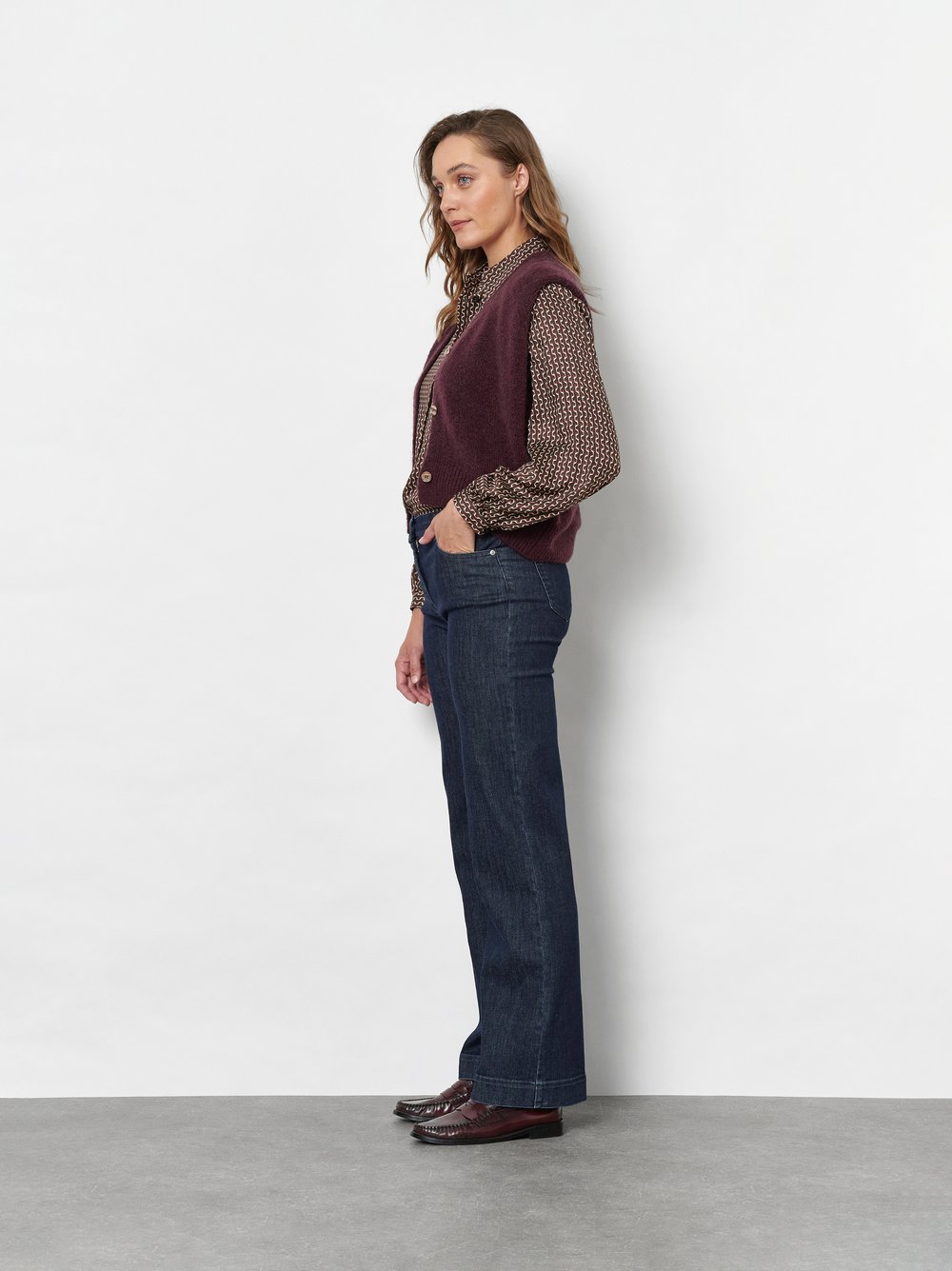 Damenhose Jenny Wide in Dark Blue, wide-Leg Jeans mit sportivem Bund, Frontansicht am Model getragen