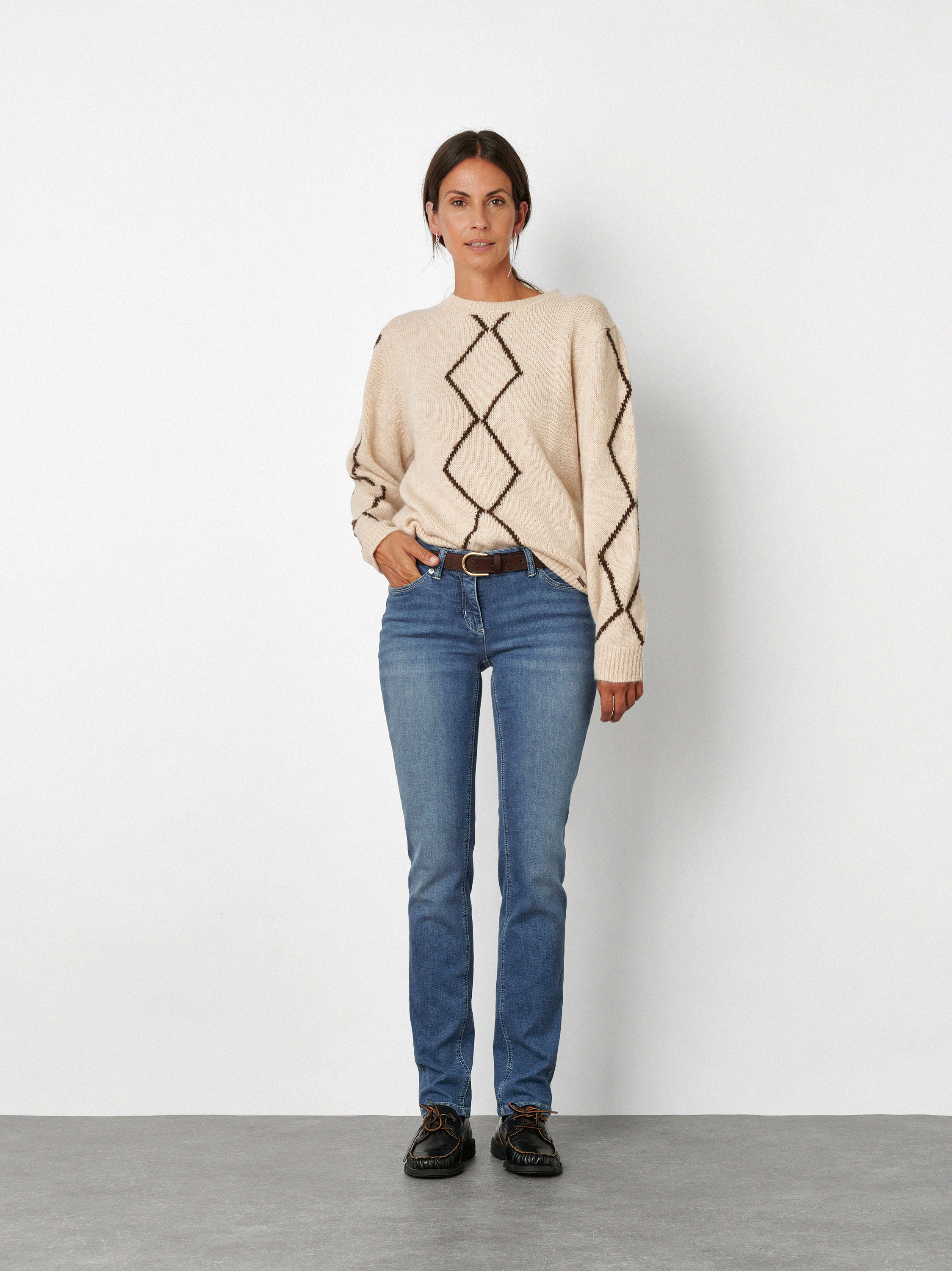 Damenjeans Perfect Shape Slim in mid blue, Slim-Fit Jeans mit Waschung, Outfitansicht am Model