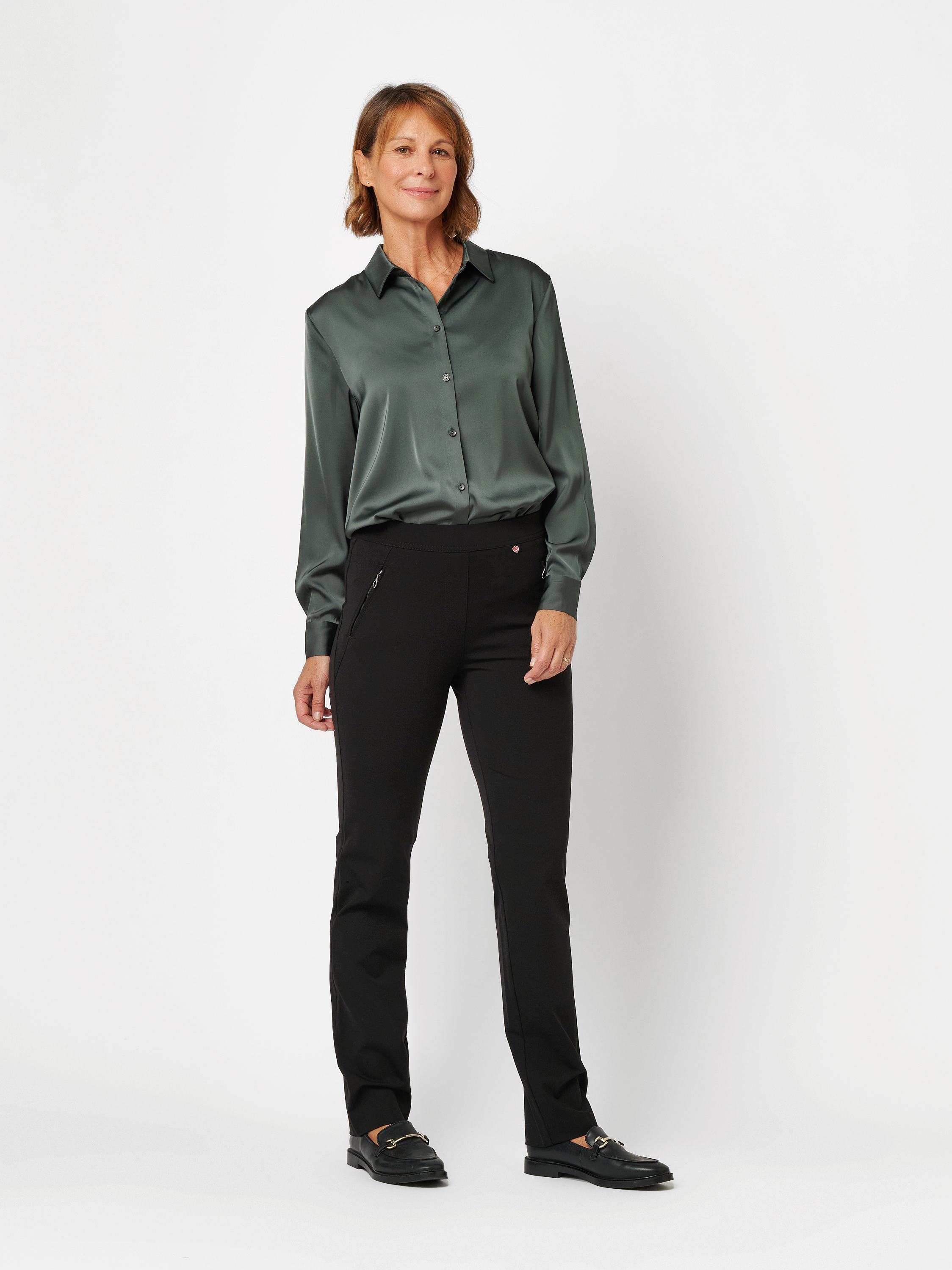 Damenhose Alice Slim in black, jersey-Hose mit Zippertaschen, Frontansicht am Model getragen
