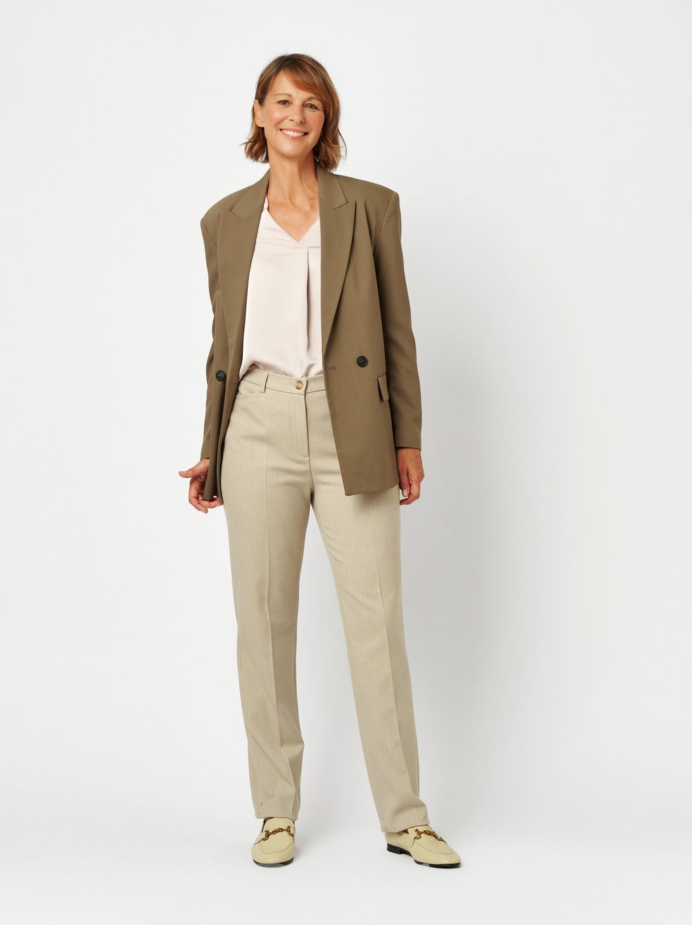 Damenhose Steffi in Sand, Klassische Buegelfaltenhose, Outfitansicht am Model