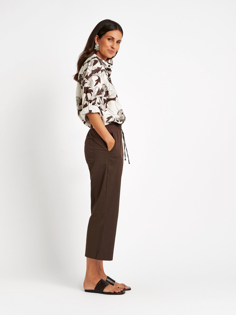 Damenhose Pia 3/4 in dark brown, Legere 3/4-Hose aus leichter Baumwolle, Outfitansicht am Model
