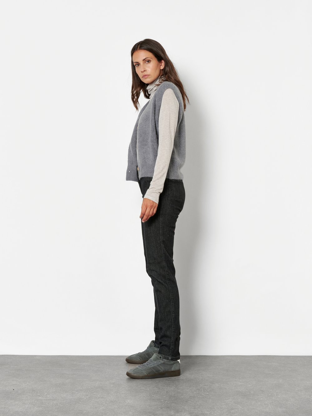 Damenjeans Jenny in Dunkelgrau, Smarte Jeans in 7/8-Laenge, Frontansicht am Model getragen