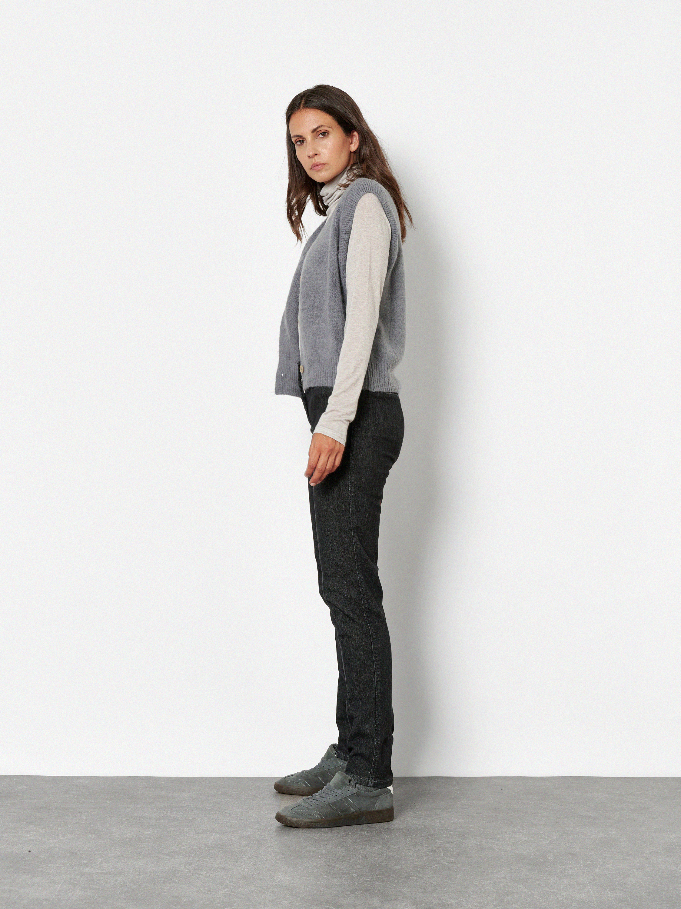 Damenjeans Jenny in Dunkelgrau, Smarte Jeans in 7/8-Laenge, Frontansicht am Model getragen