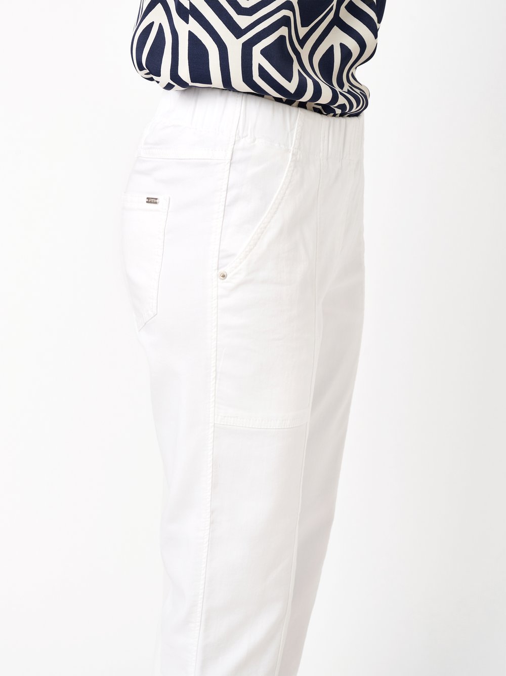 Damenhose Sue 3/4 in white, Luftige 3/4-Jogpants mit Teilungsnaehten, Detailansicht