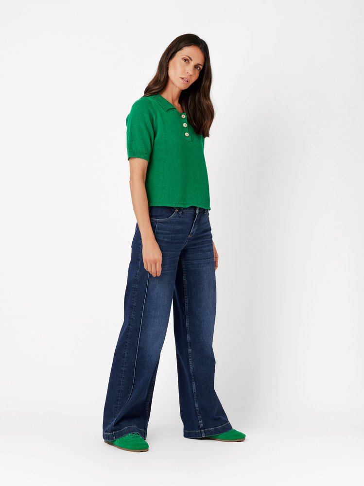 Damenjeans Ella Wide in mid blue, Wide Leg Jeans mit Teilungsnaehten, Outfitansicht am Model