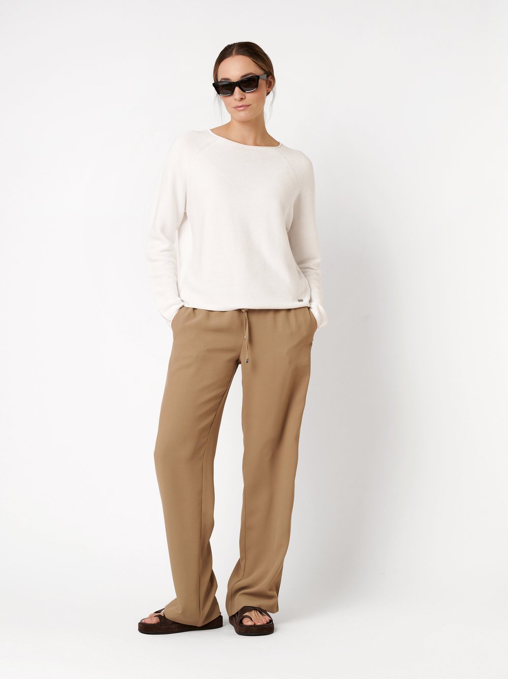 Damenpullover Summer Cosy in offwhite, luftiger Sommerpullover, Outfitansicht am Model