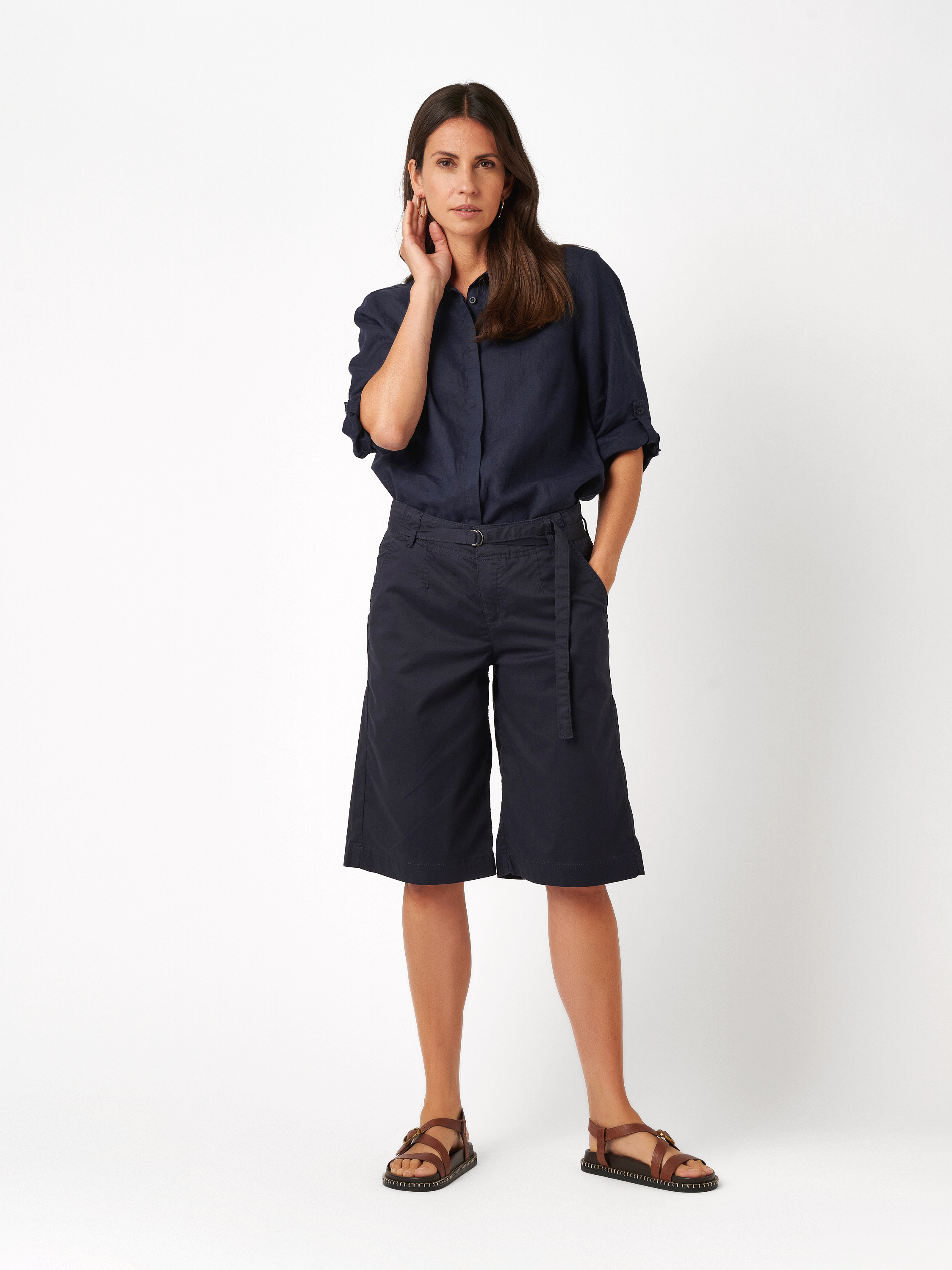 Damenshorts Liv Bermuda in dark blue, Weite Bermuda mit Guertel, Outfitansicht am Model