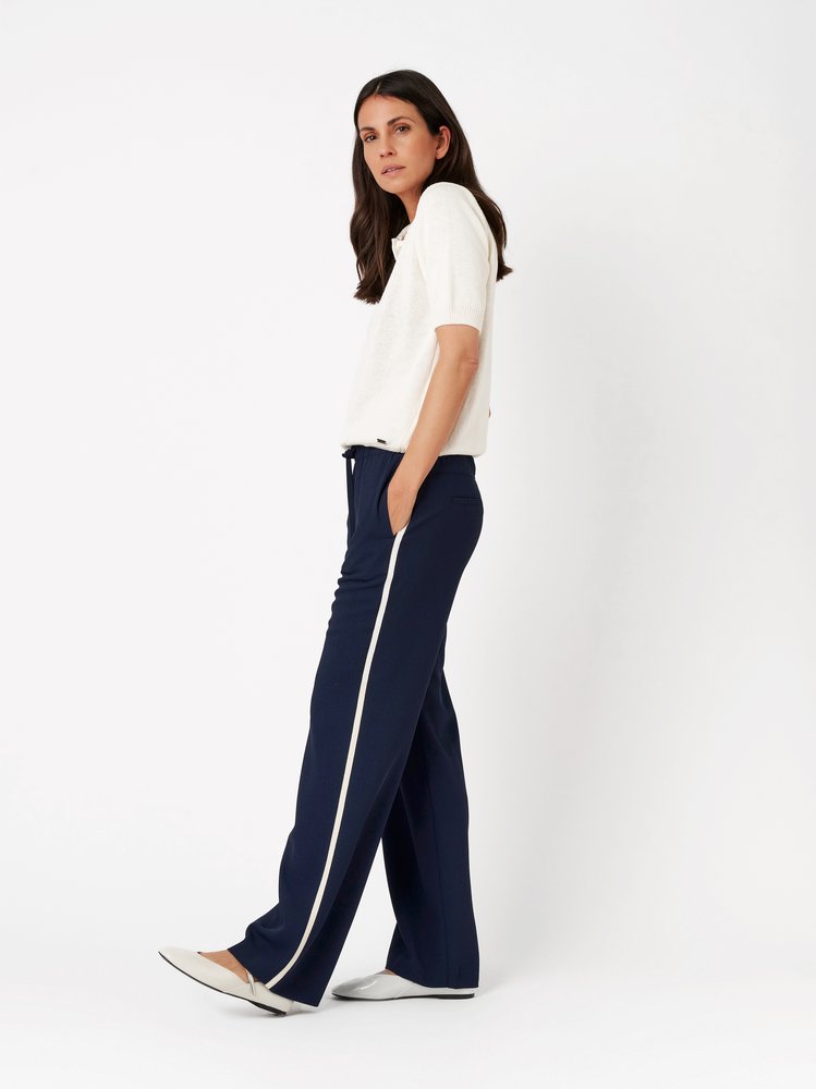 Womens trousers Sue Wide in dark blue, wide-leg jogpants with side stripes, outfit view worn by model