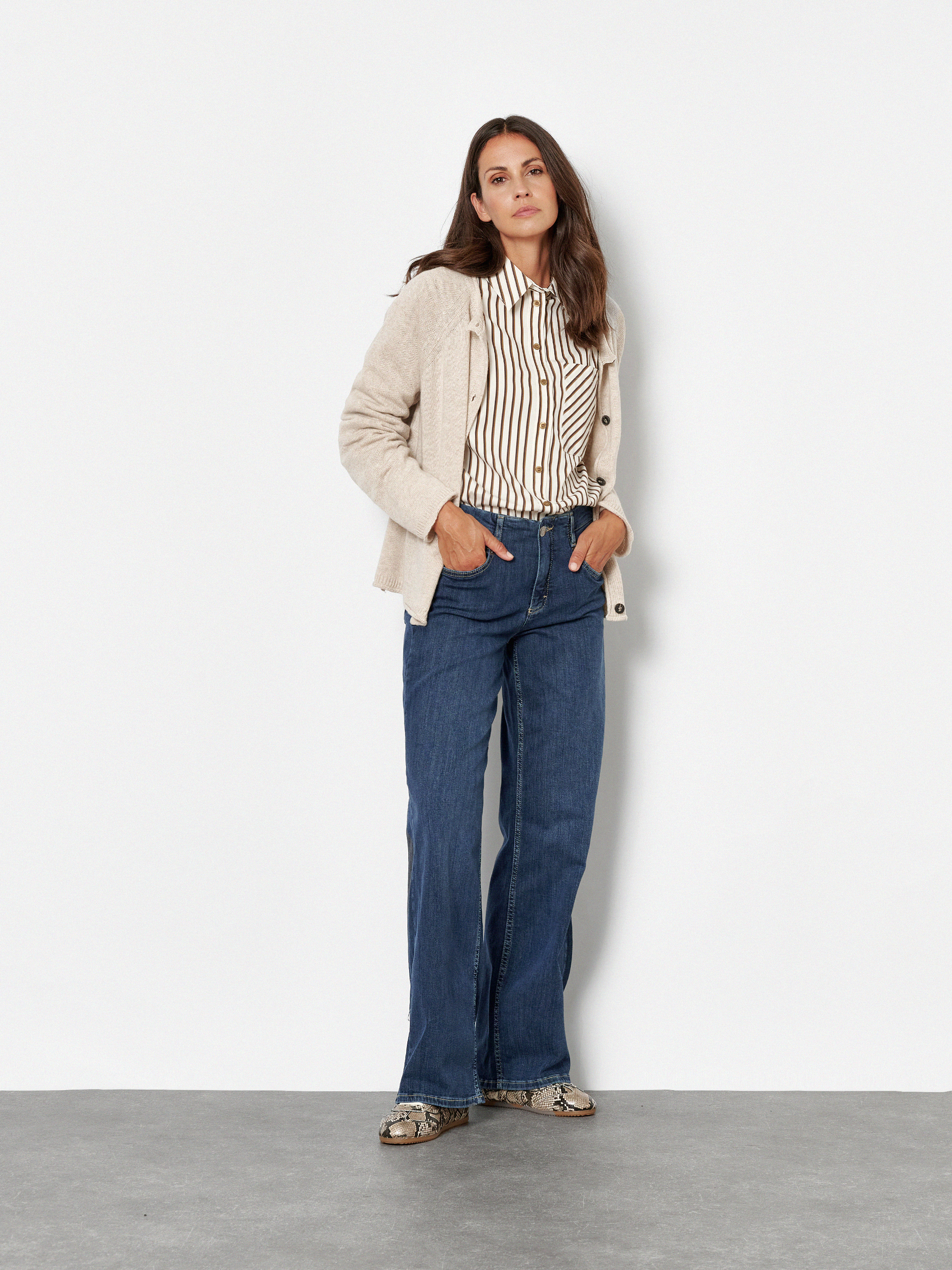 Damenstrickjacke Holy in Creme, Feinstrickcardigan mit Kaschmir, Outfitansicht am Model