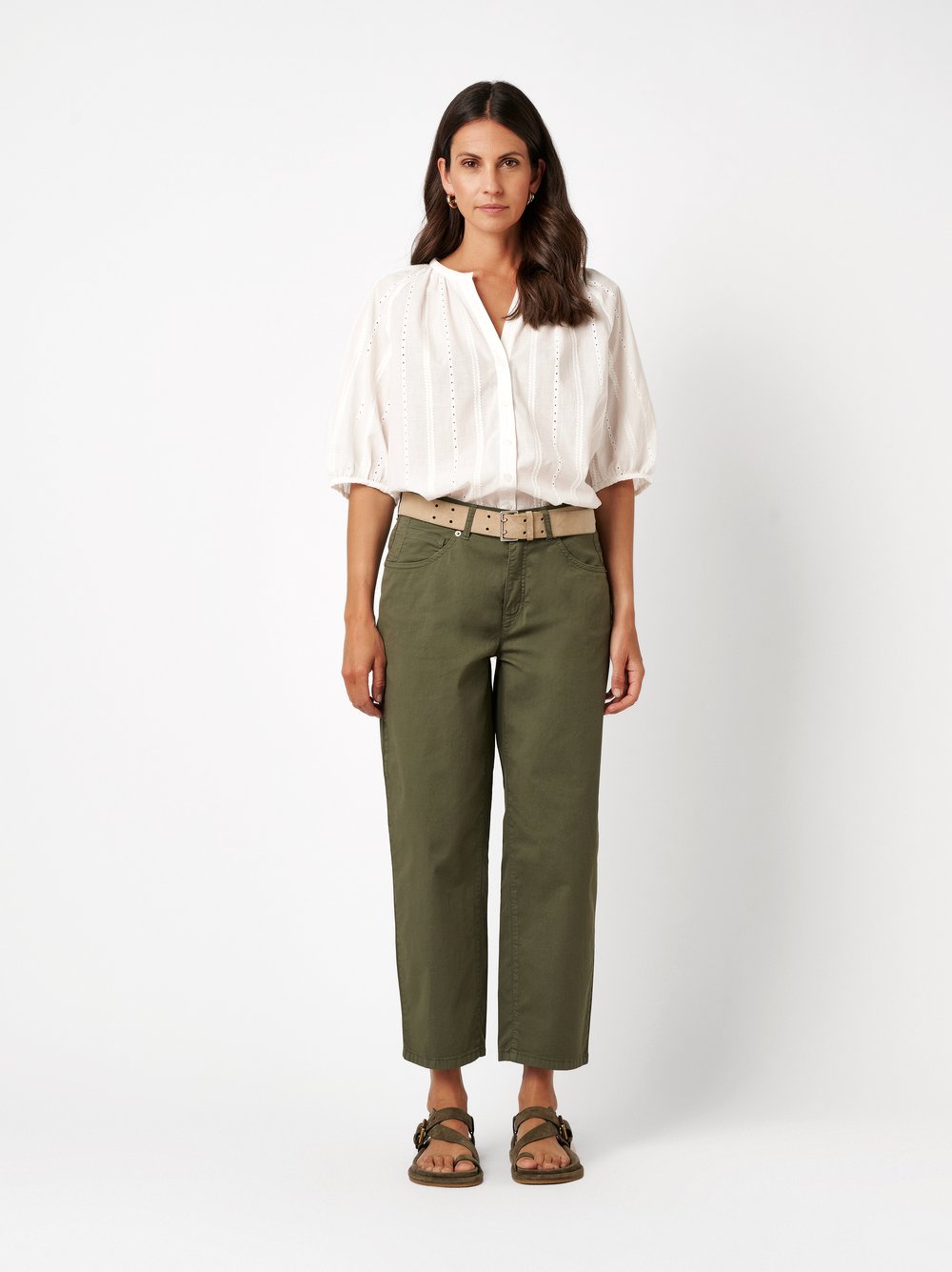 Damenhose Liv Barrel in khaki, barrel-Fit Hose aus Sommertwill, Outfitansicht am Model