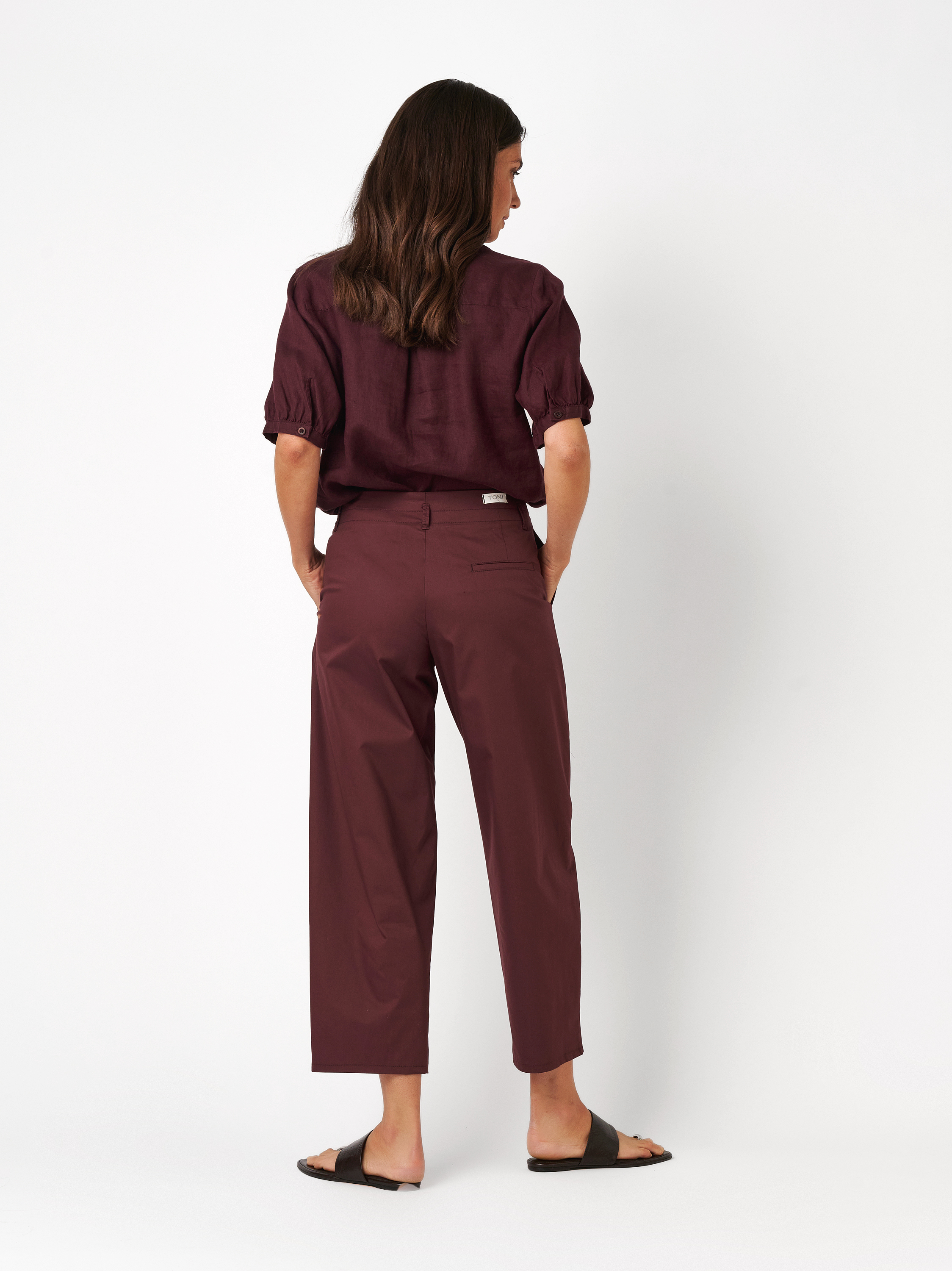 Damenhose Elli Barrel in dark berry, Elegante Barrel-Fit mit Bindeguertel, Rueckansicht am Model getragen