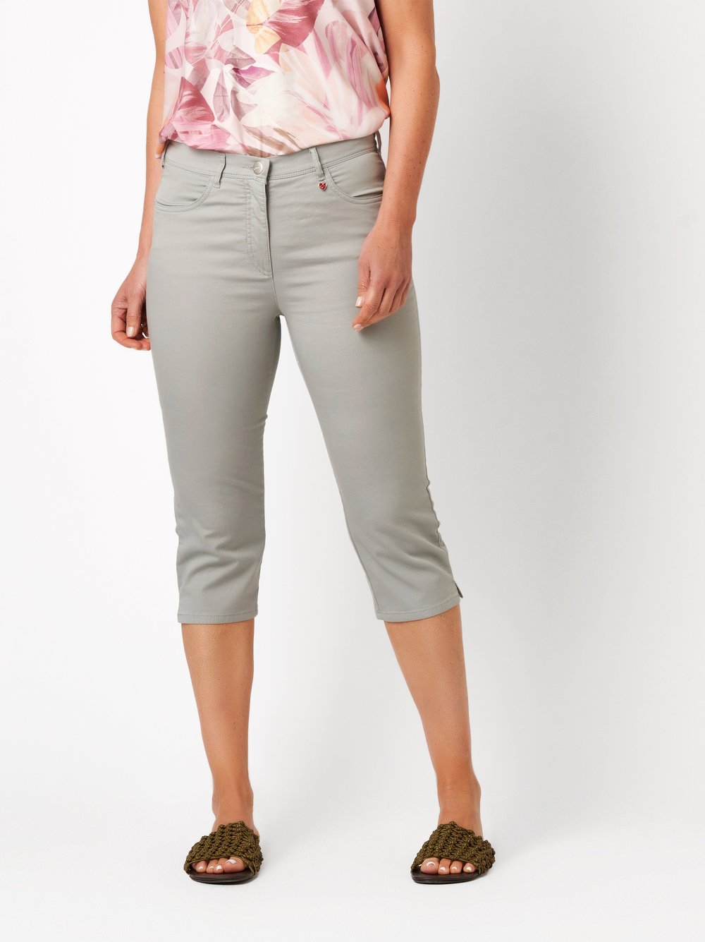 Damenhose Meine beste Freundin Capri in light khaki, Sommerliche Capri-Hose, Frontansicht am Model getragen
