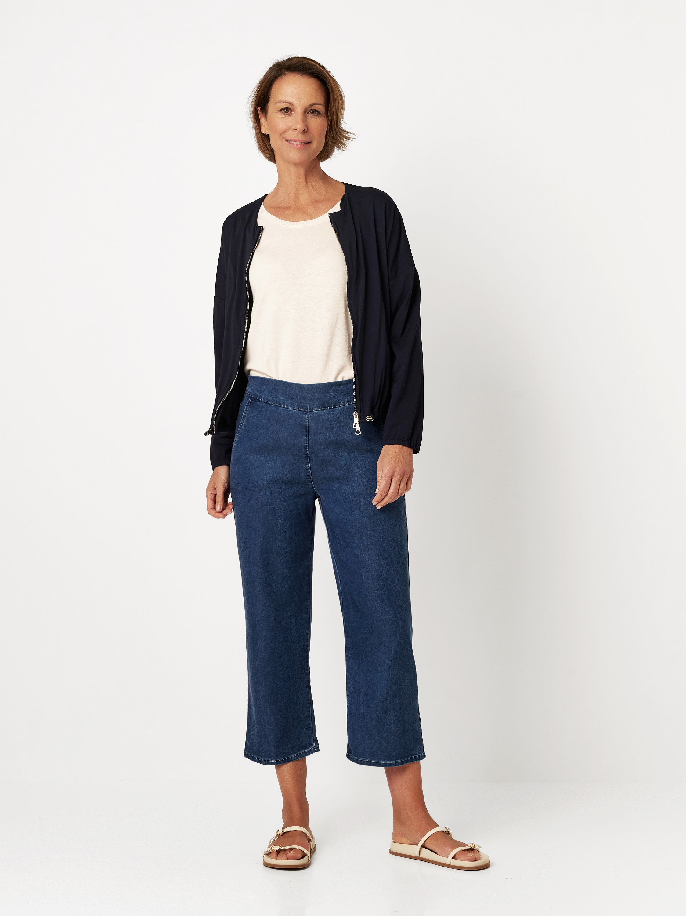 Damenjeans Scarlet Wide 3/4 in mid blue, entspannte 3/4-Jeans, Frontansicht am Model getragen