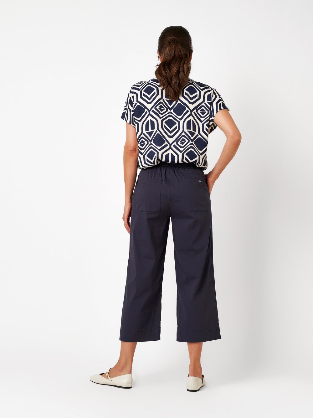 Damenhose Pia 3/4 in dark blue, Legere 3/4-Hose aus leichter Baumwolle, Rueckansicht am Model getragen