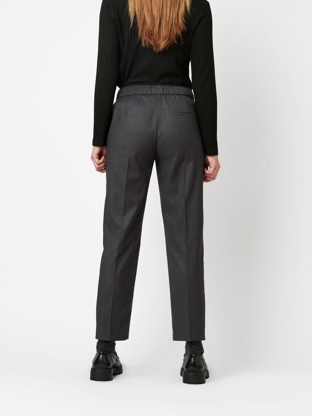 Damenhose Sue in anthra, Businesshose mit Gummibund, Rueckansicht am Model getragen