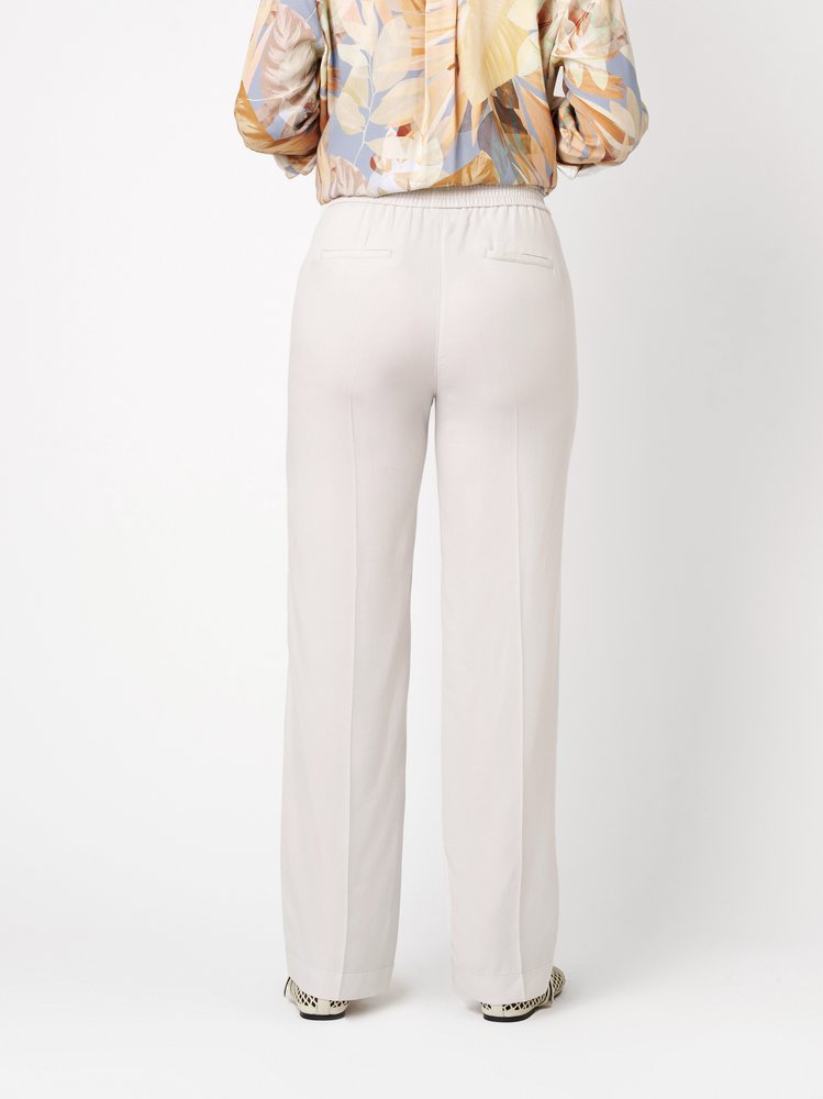 Womens trousers Scarlet Wide in light grey, figure-skimming pleated trousers, back view worn by model