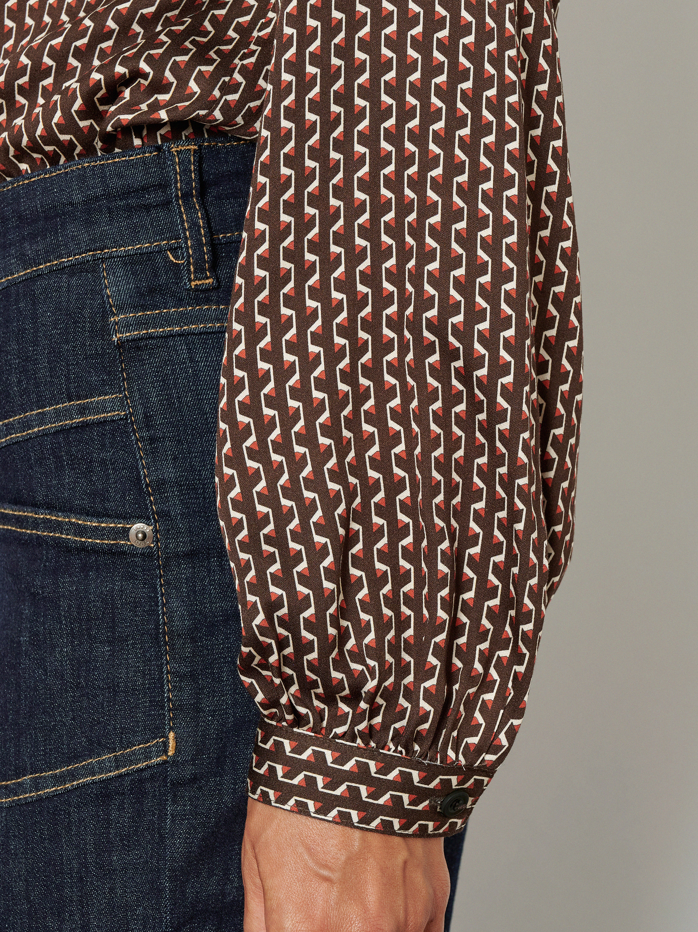 Damenbluse Coco in Dunkelbraun, Schluppenbluse mit grafischem Print, zweite Detailansicht