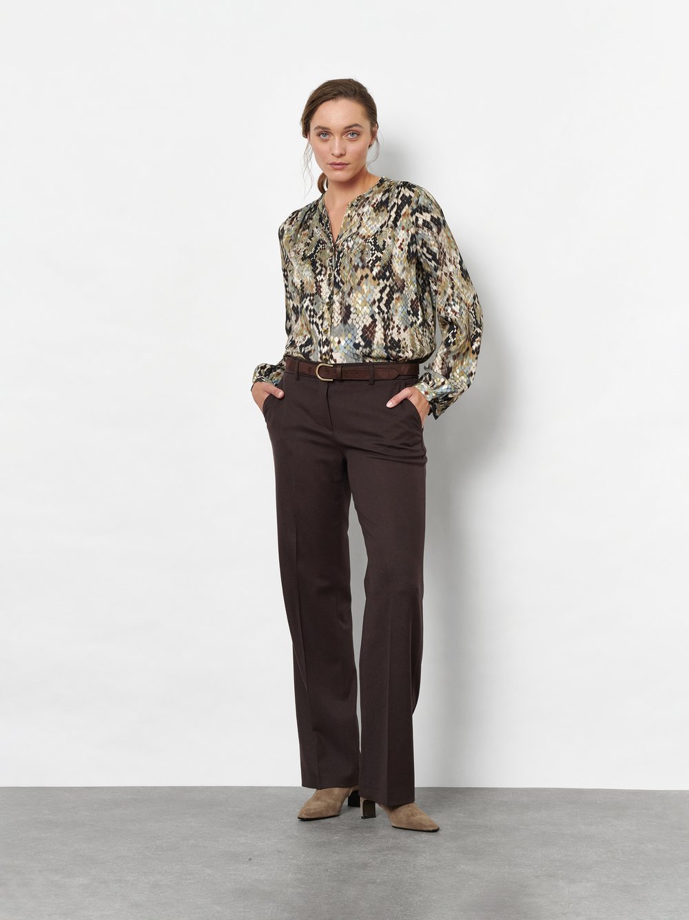 Damenhose Jenny Wide in Dunkelbraun, wide-Leg Hose aus fliessendem Gabardine, Frontansicht am Model getragen
