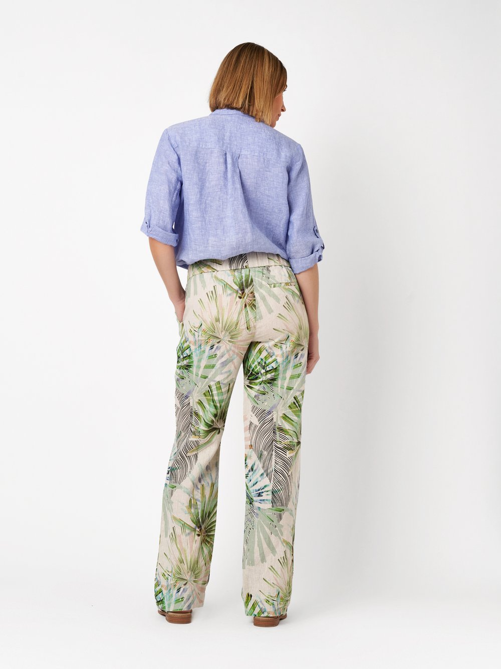 Damenhose Pia Wide in multicolour green, Weite Leinenhose mit tropischem Print, Rueckansicht am Model getragen